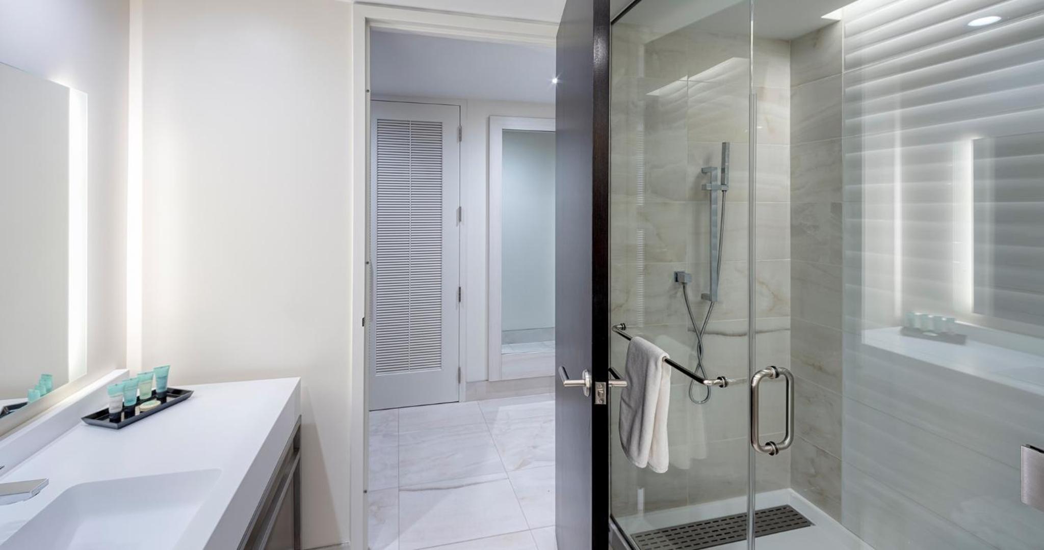 Deluxe King Room - Photo 2