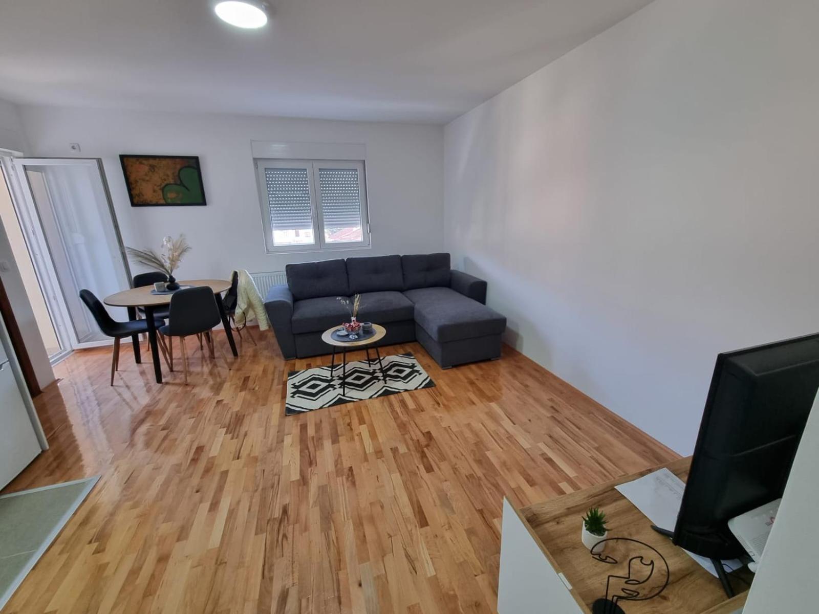 One-Bedroom Apartment photo 1