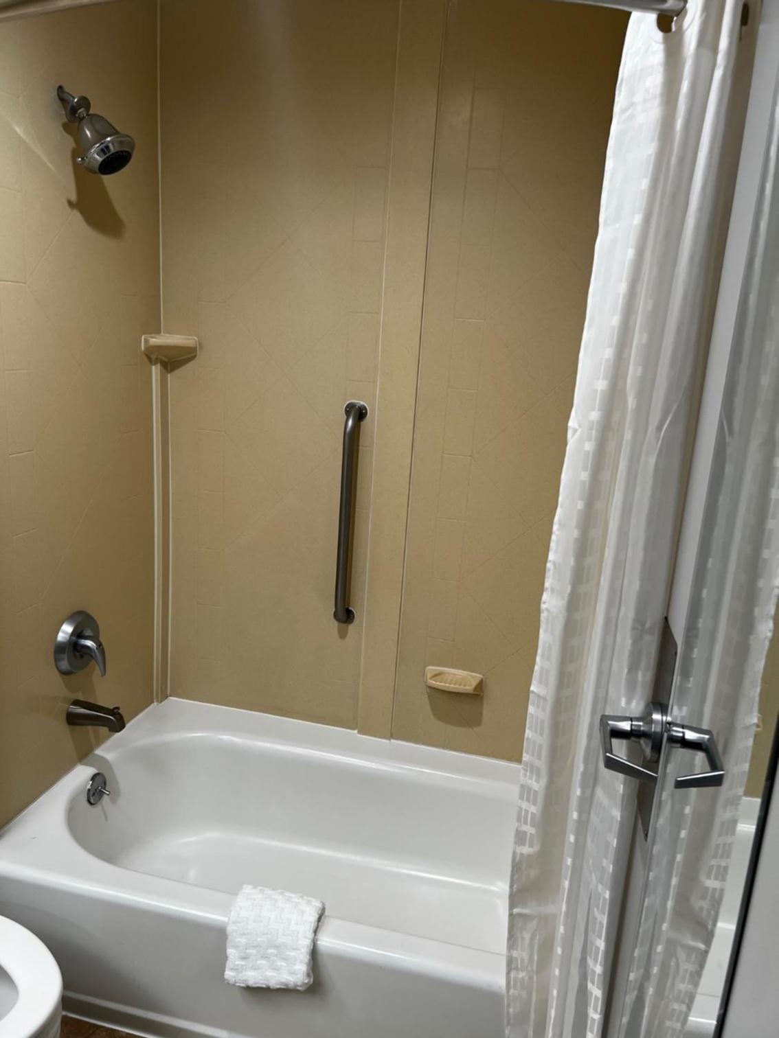 Queen Room with Two Queen Beds - Non-Smoking - Photo 4