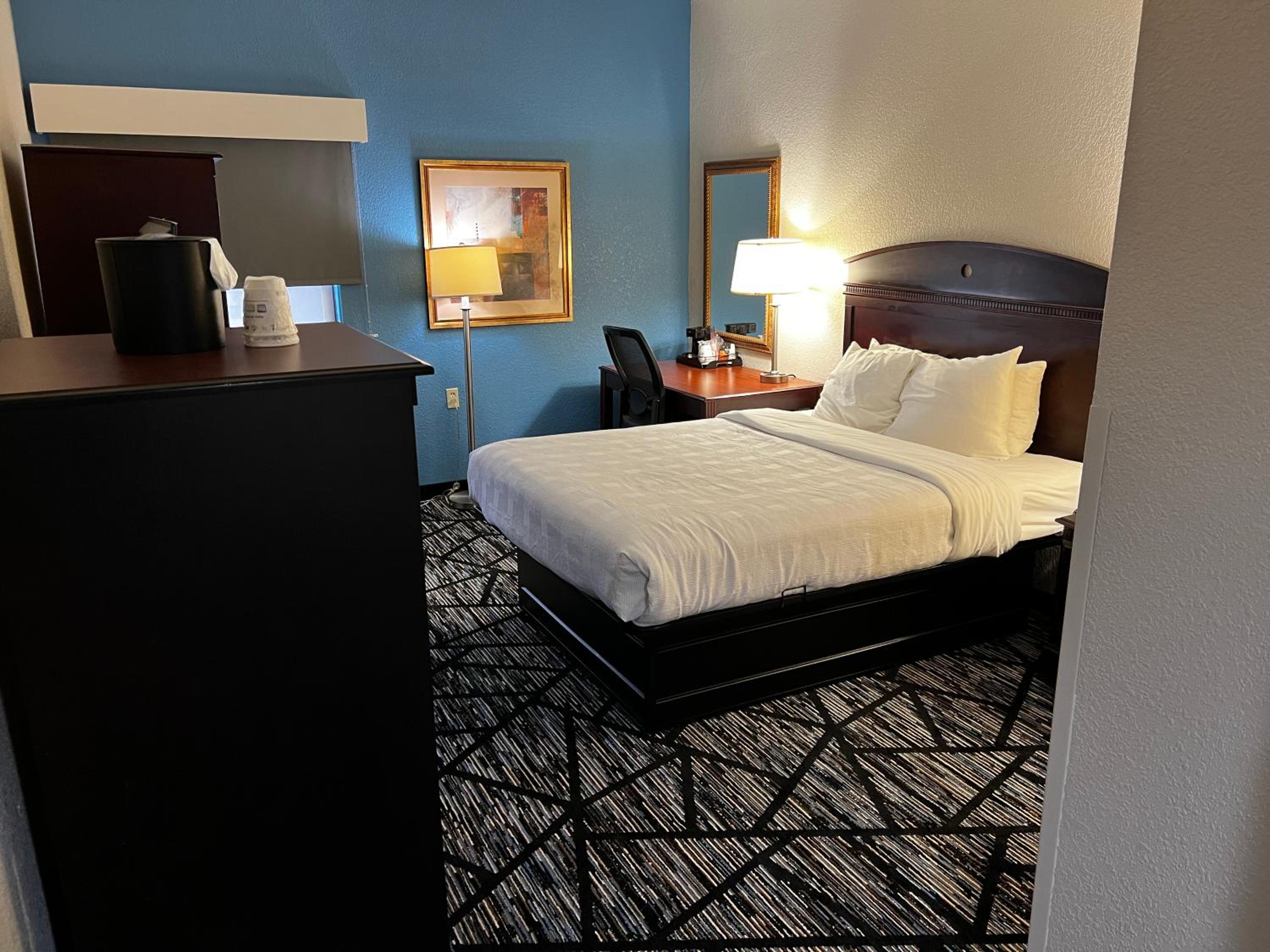 Queen Room with Bath Tub - Disability Access/Non-Smoking - Photo 1