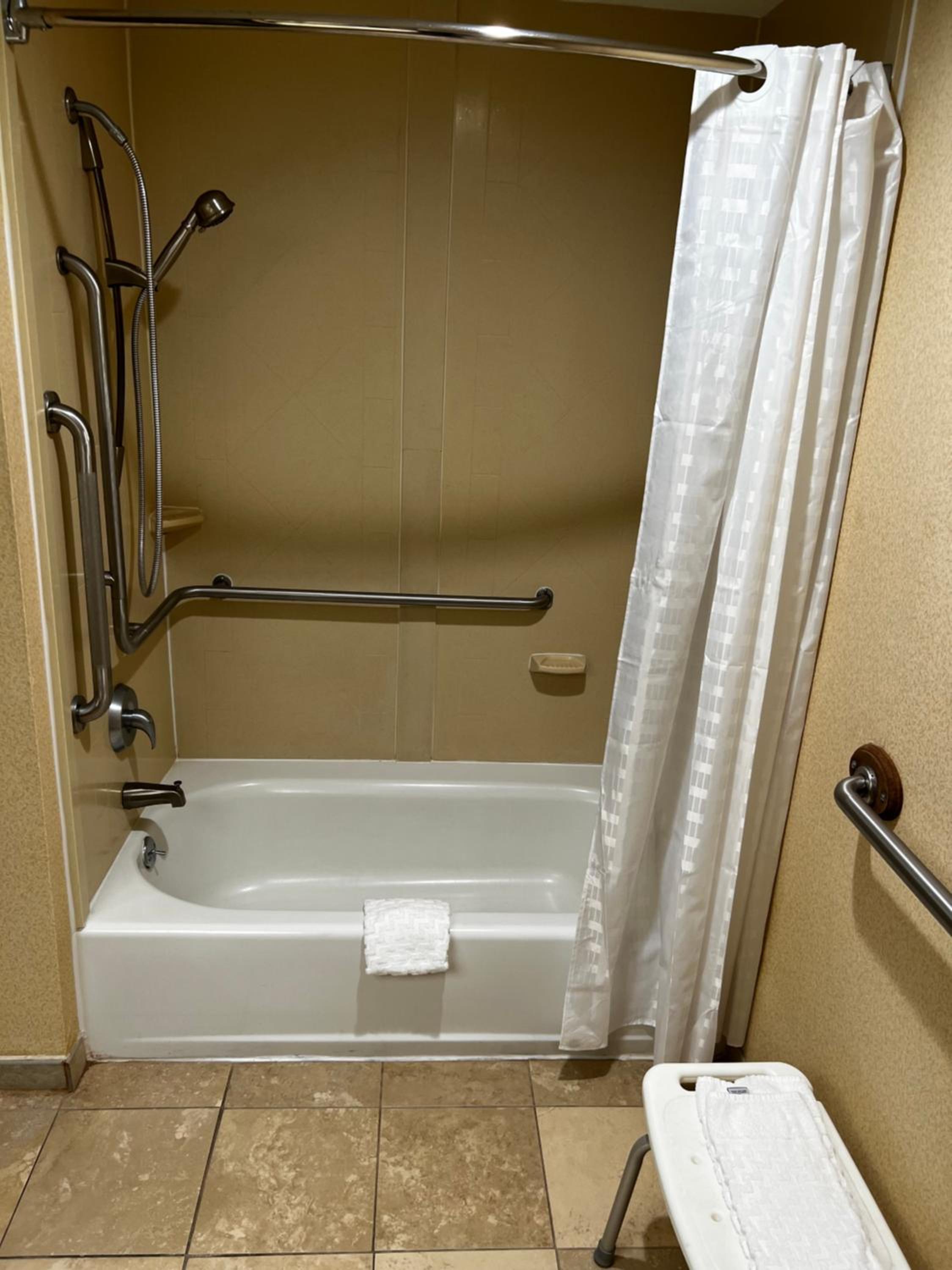Queen Room with Bath Tub - Disability Access/Non-Smoking - Photo 3