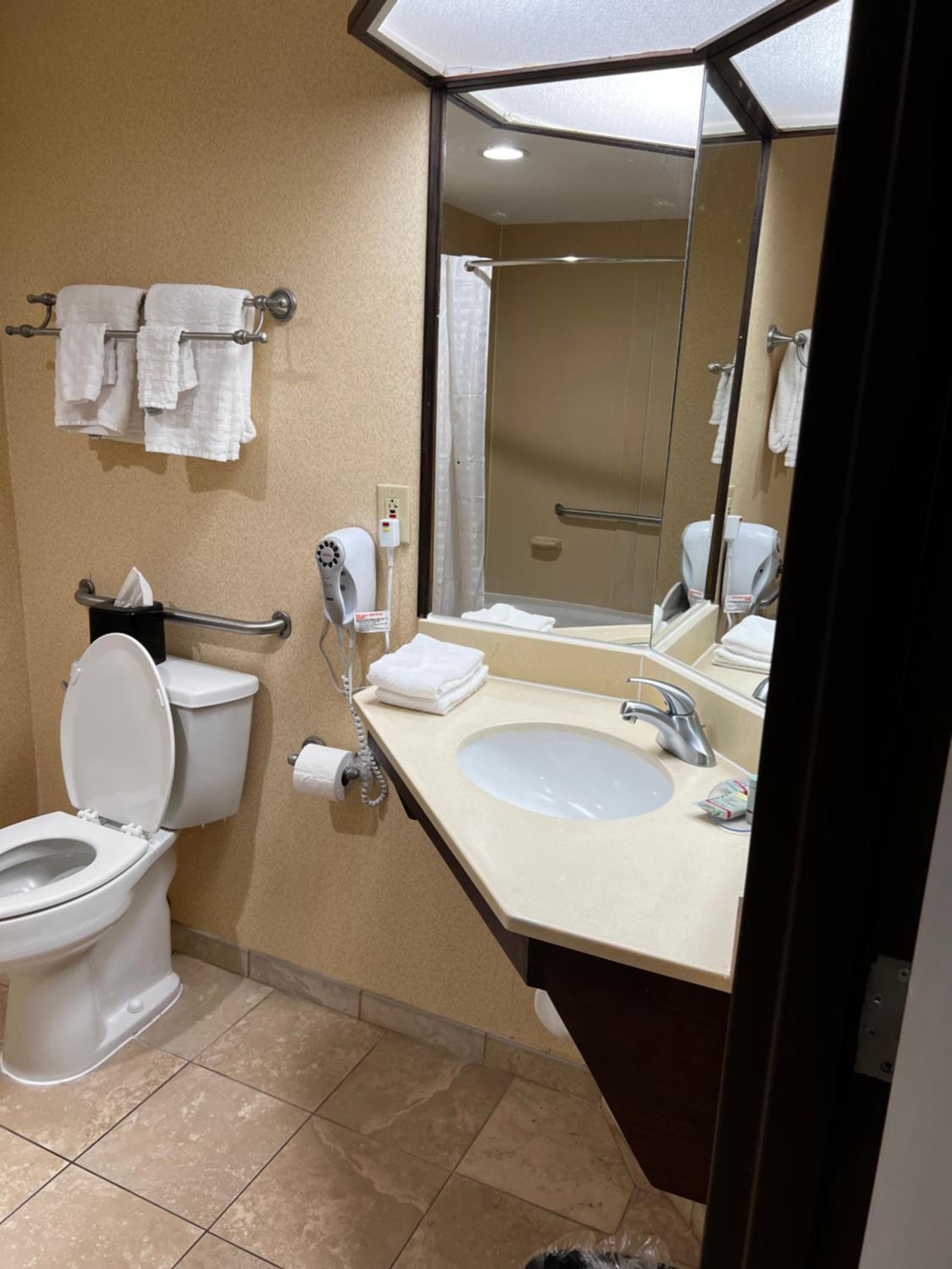 Queen Room with Bath Tub - Disability Access/Non-Smoking - Photo 2