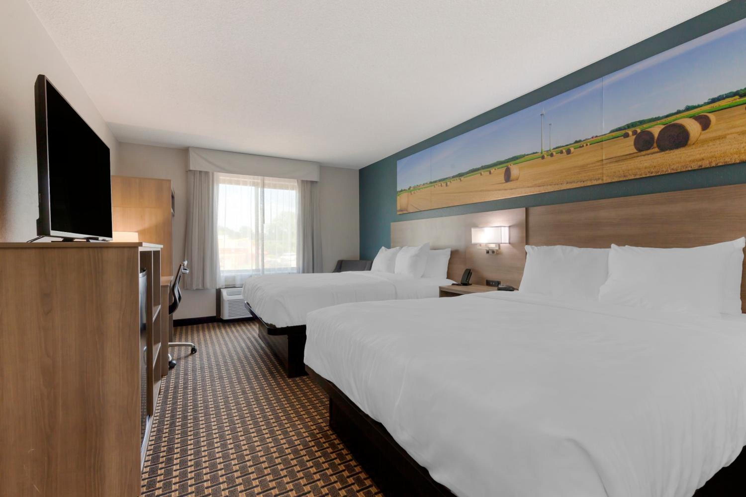 Queen Room With Two Queen Beds - Non-Smoking photo 2