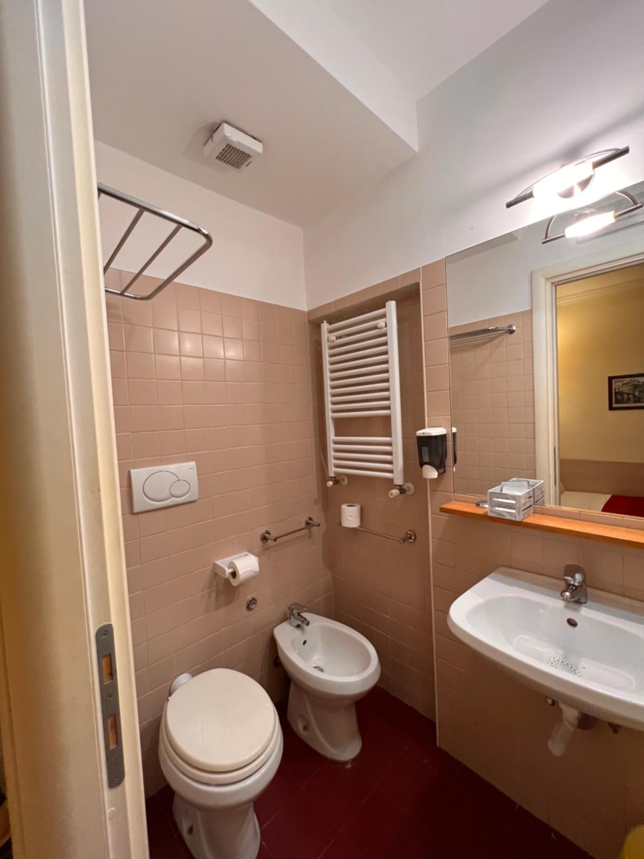 Small Double Room thumbnail 5