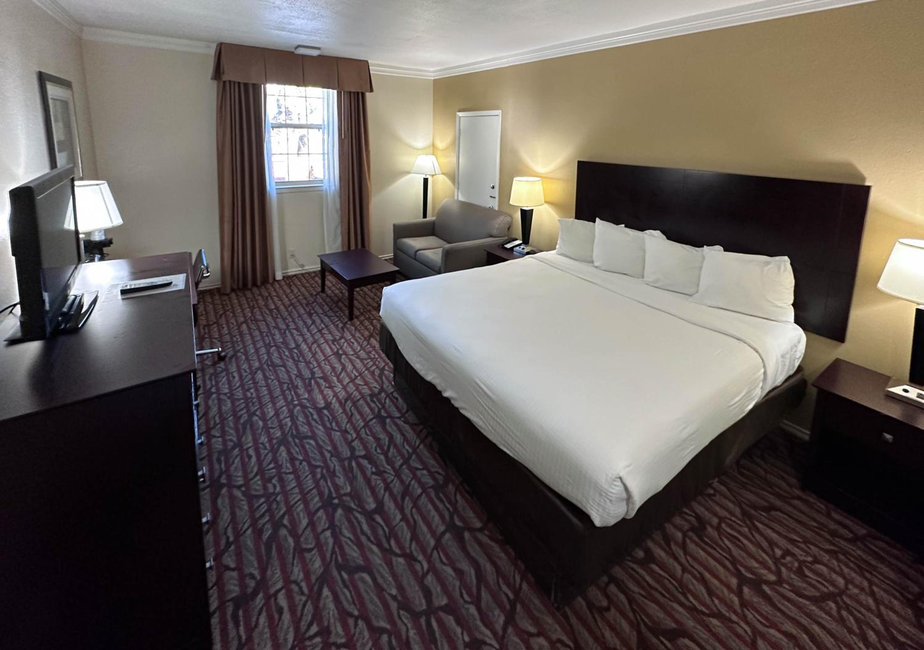 Deluxe King Room - Non-Smoking photo 1