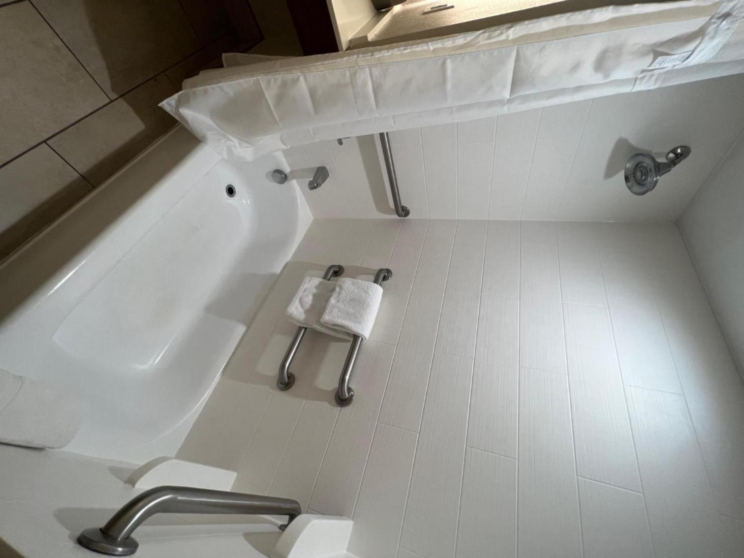 Suite - Mobility Access/Hearing Accessible - Photo 7