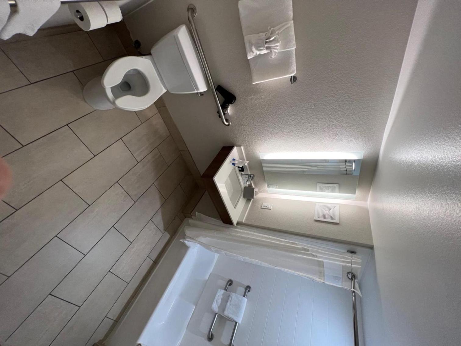 Suite - Mobility Access/Hearing Accessible - Photo 8