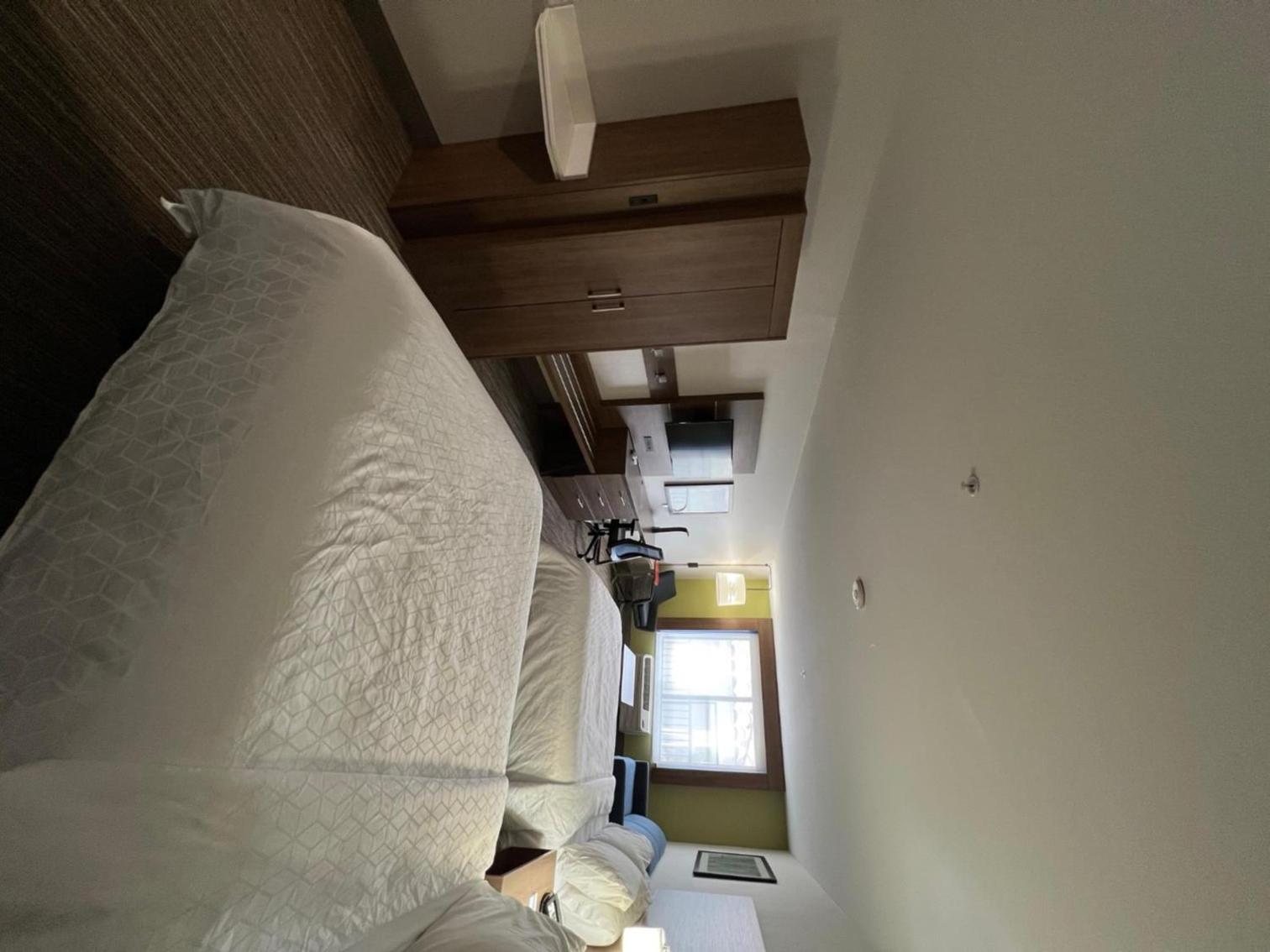 Standard Room with Two Queen Beds - Photo 16