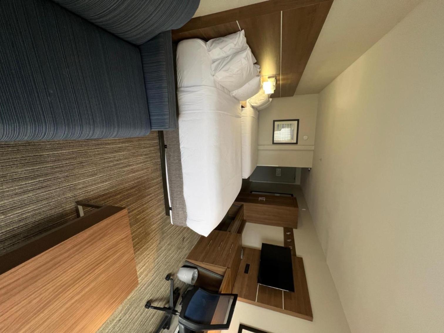 Standard Room with Two Queen Beds - Photo 8