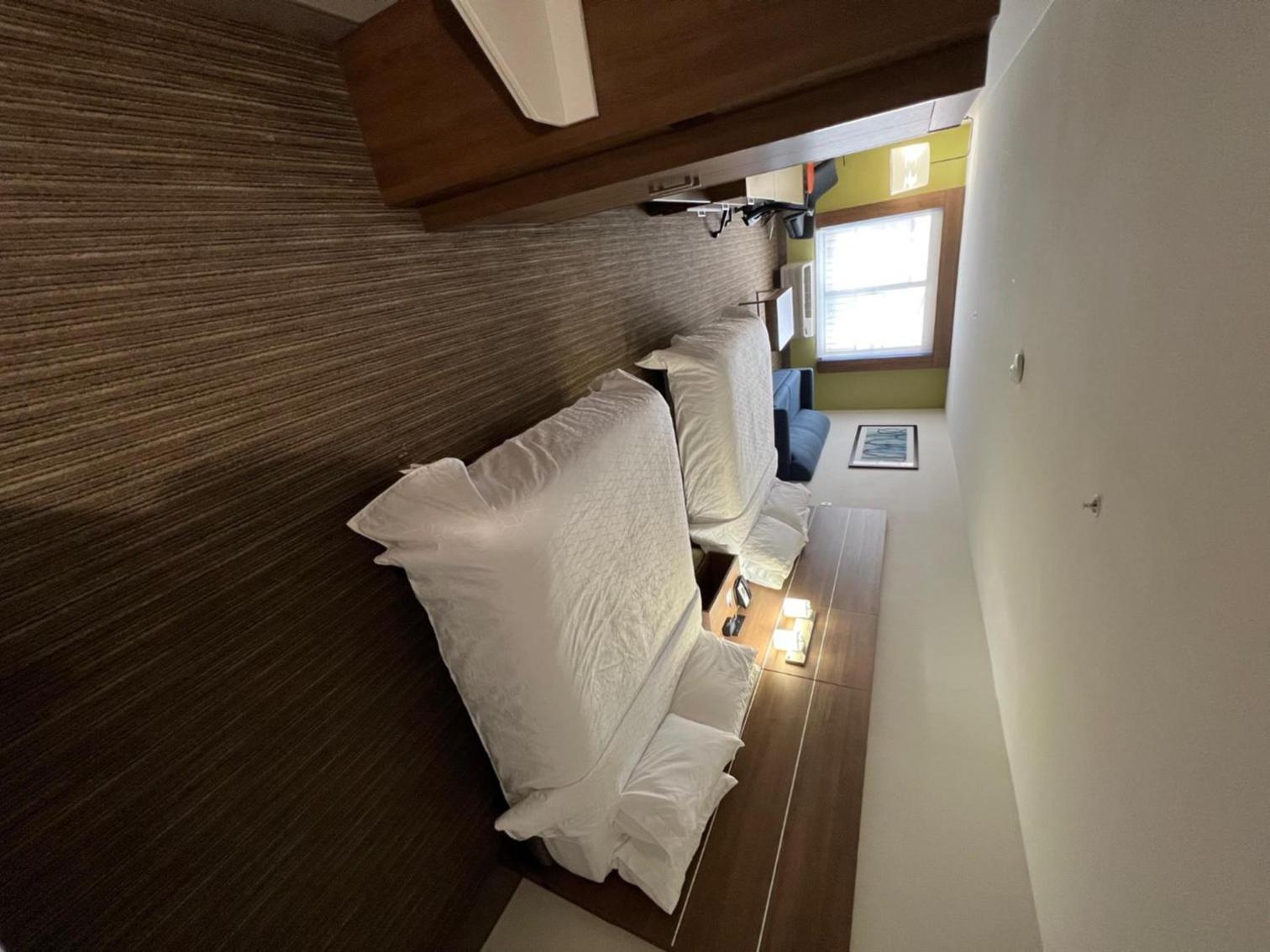 Standard Room with Two Queen Beds - Photo 13
