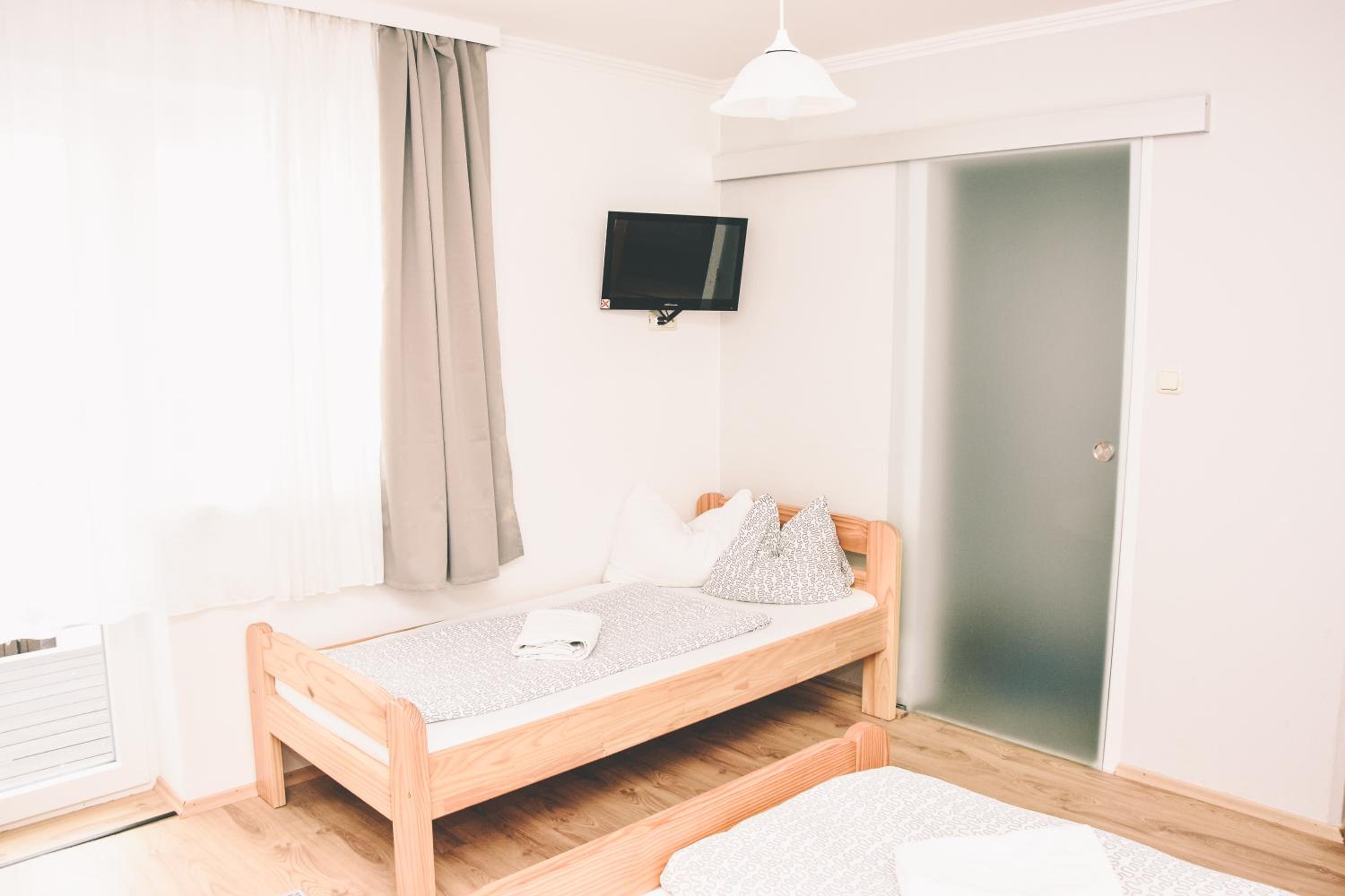 Economy Triple Room - Photo 2