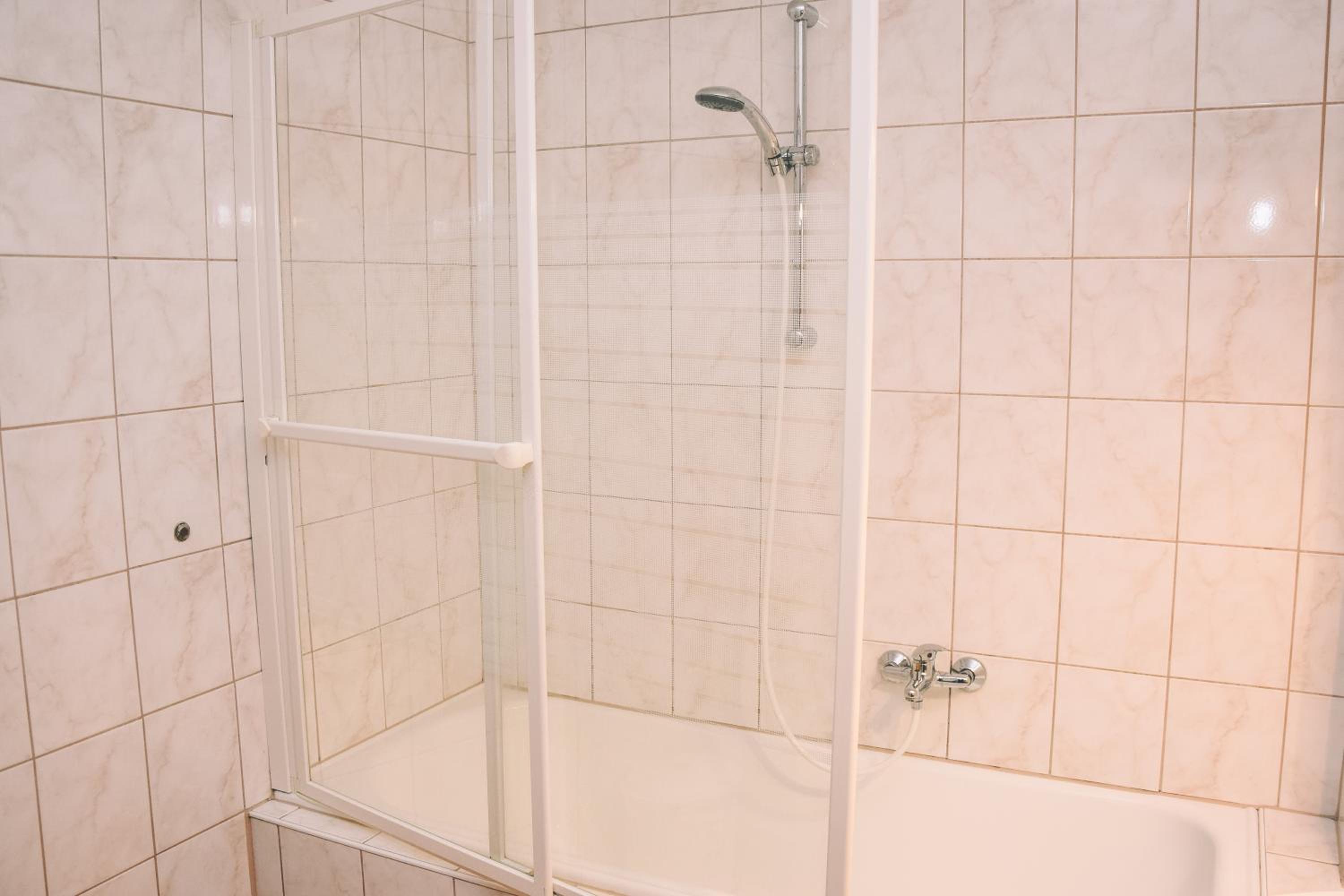 Deluxe Double Room with Bath - Photo 8