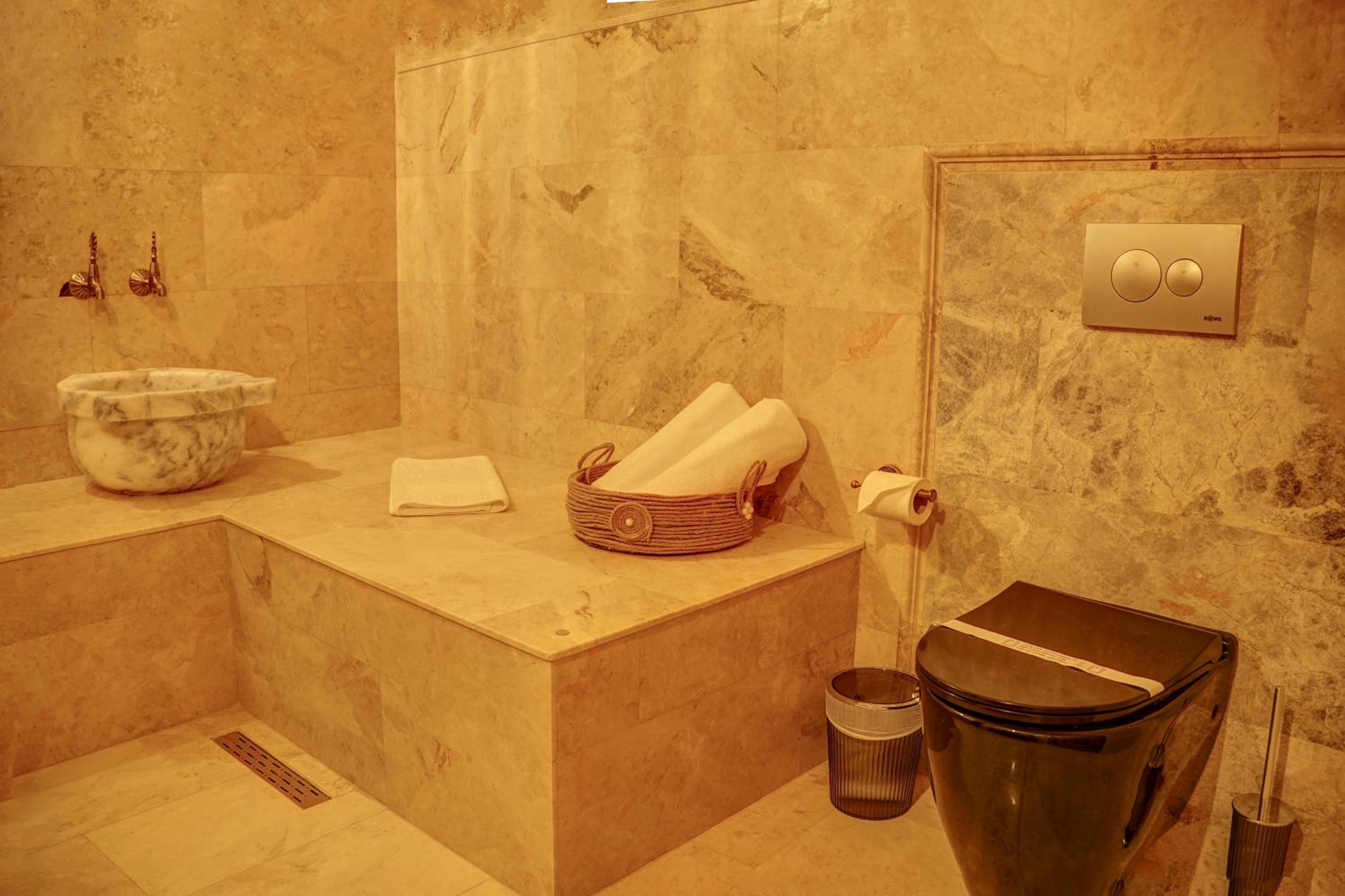 Suite with Private Pool - Photo 13