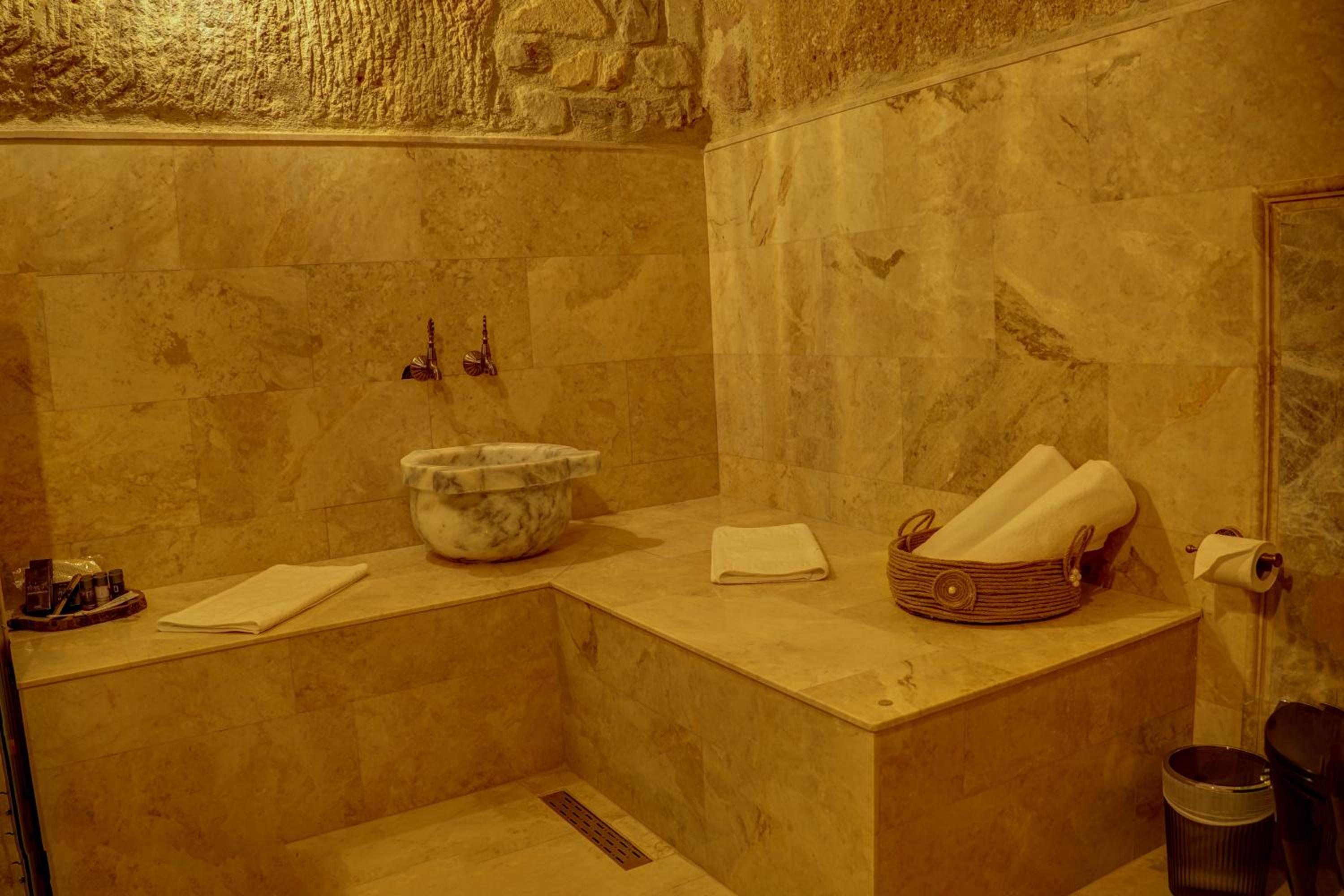 Suite with Private Pool - Photo 12