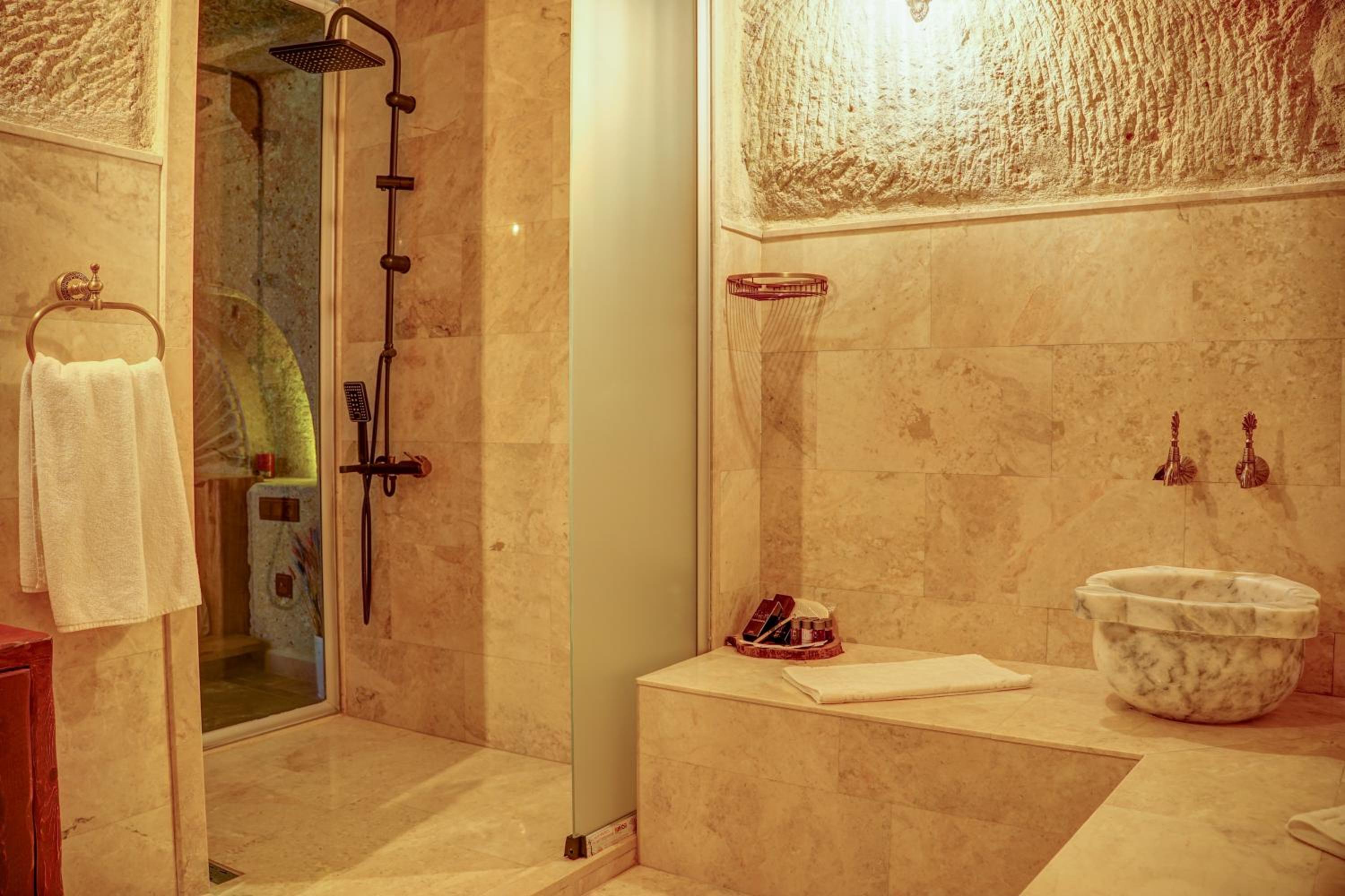 Suite with Private Pool - Photo 8