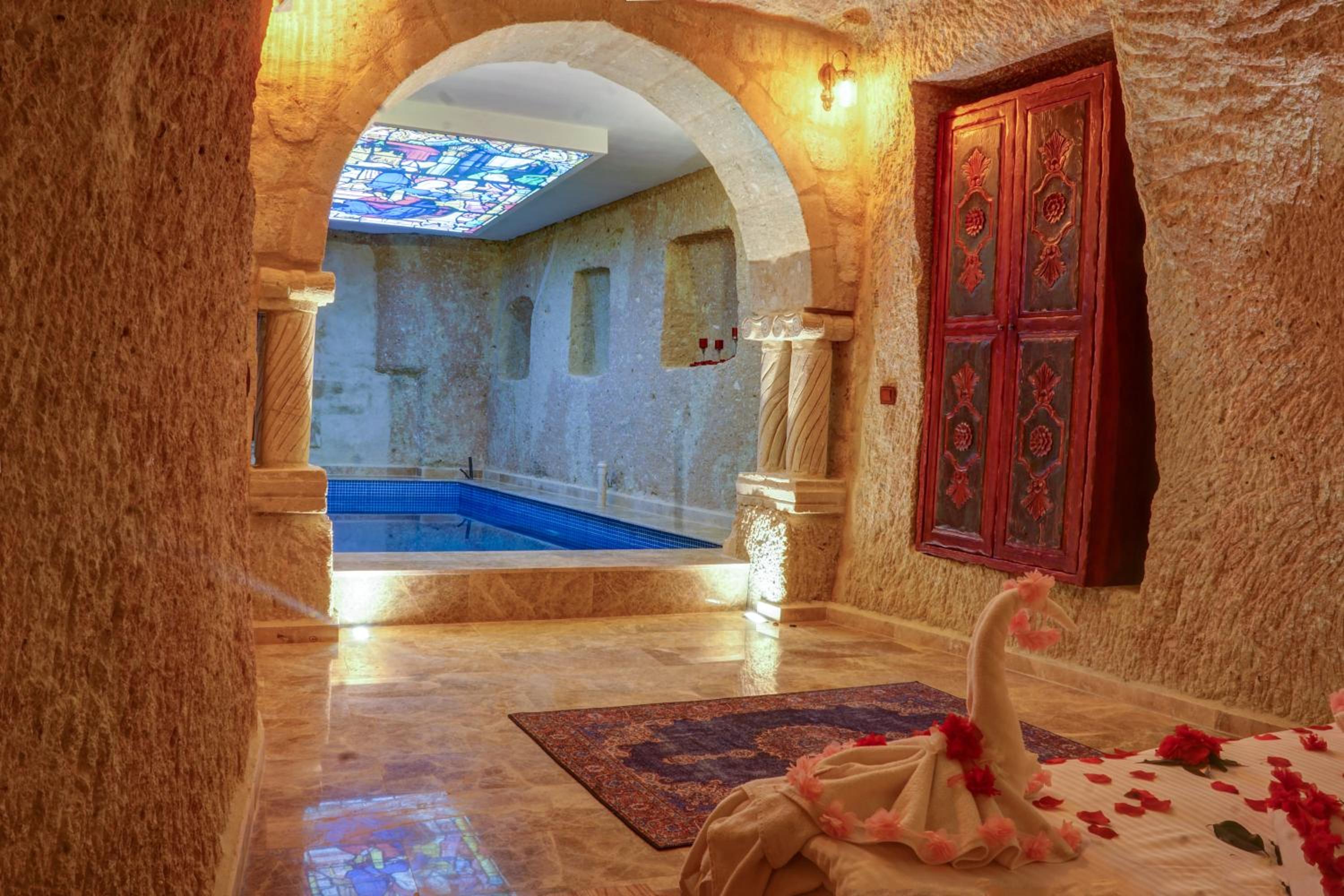 Suite with Private Pool - Photo 15