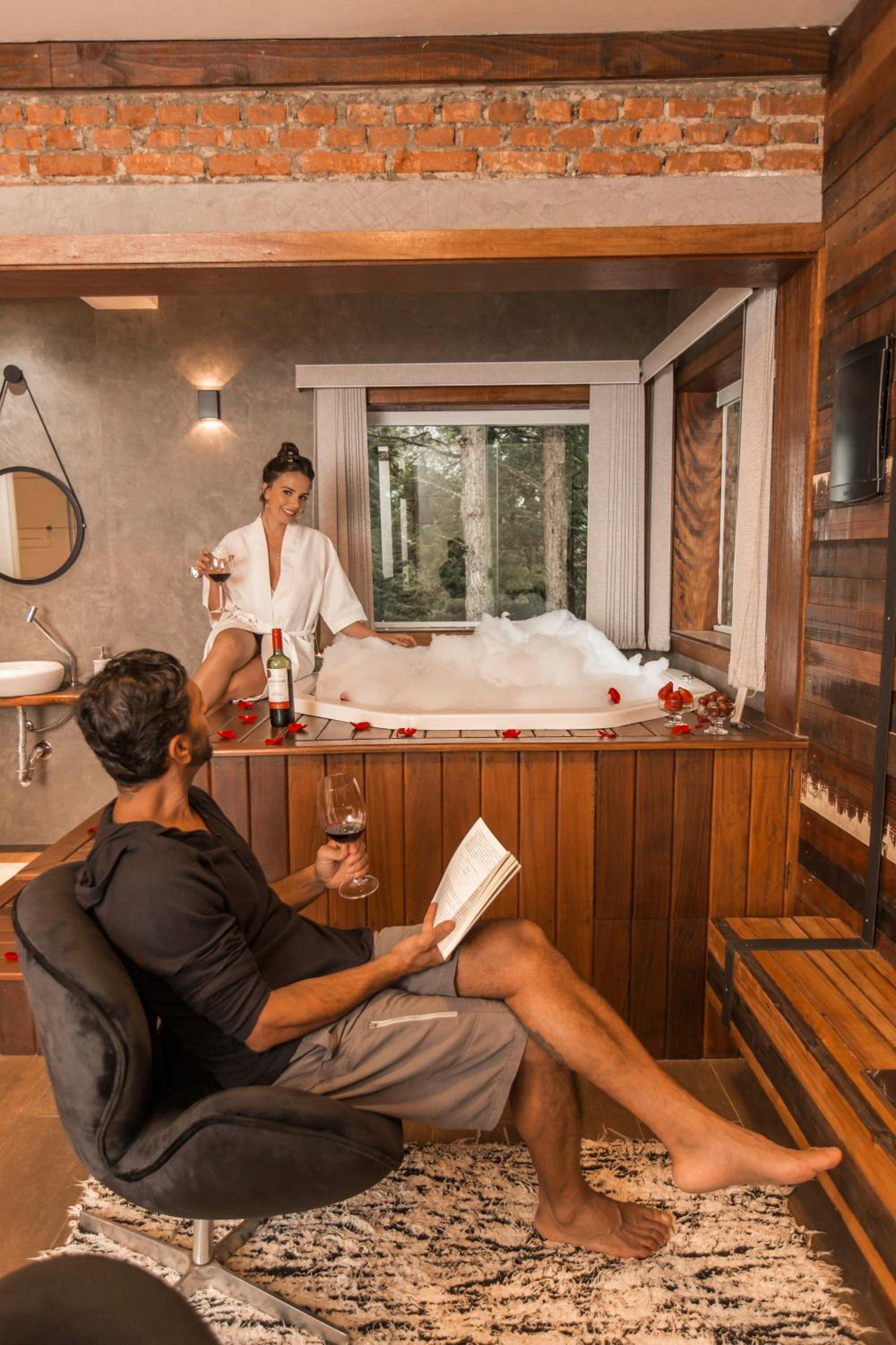 Suite with Hot Tub photo 2