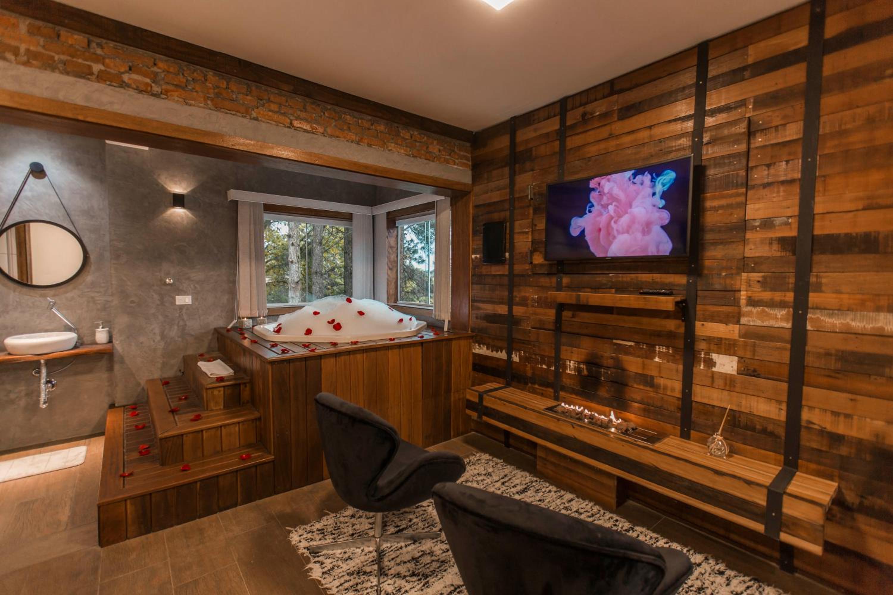 Suite with Hot Tub photo 1