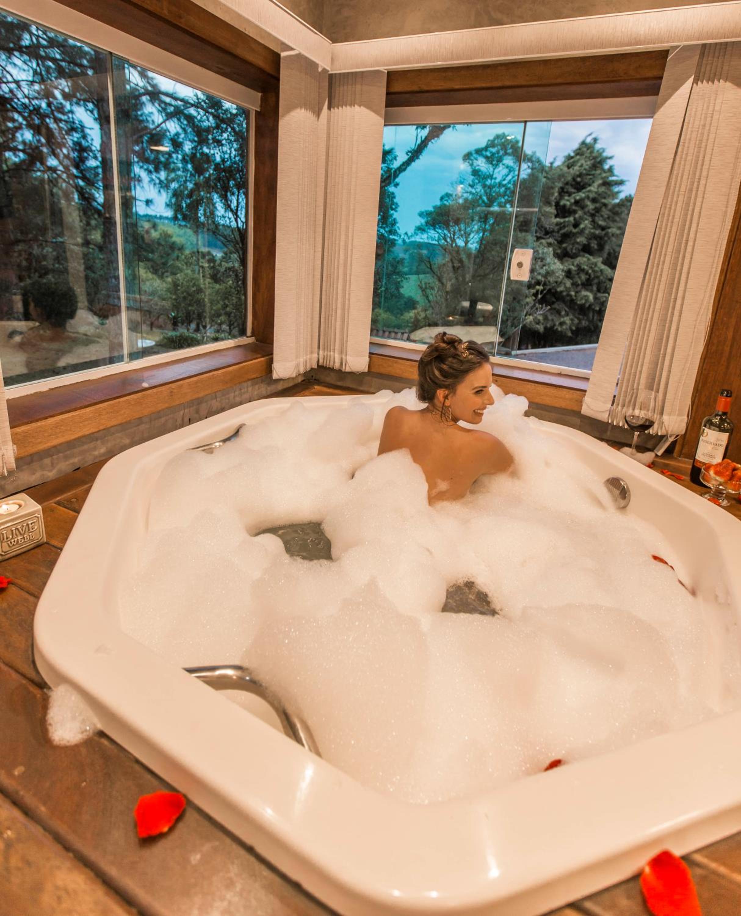 Suite with Hot Tub photo 3