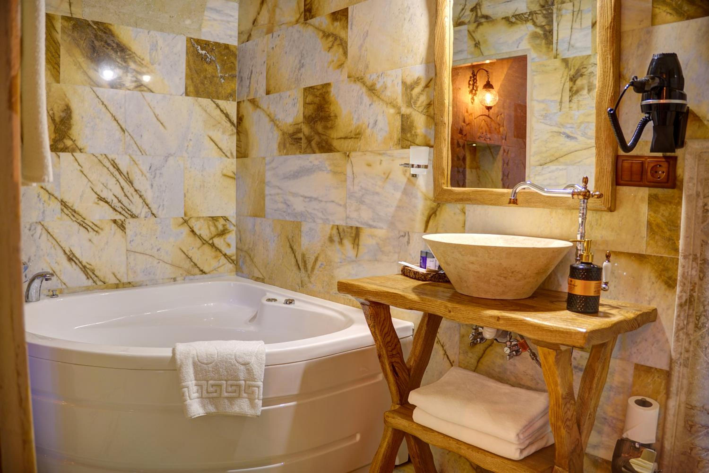 Deluxe Suite with Spa Bath - Photo 10