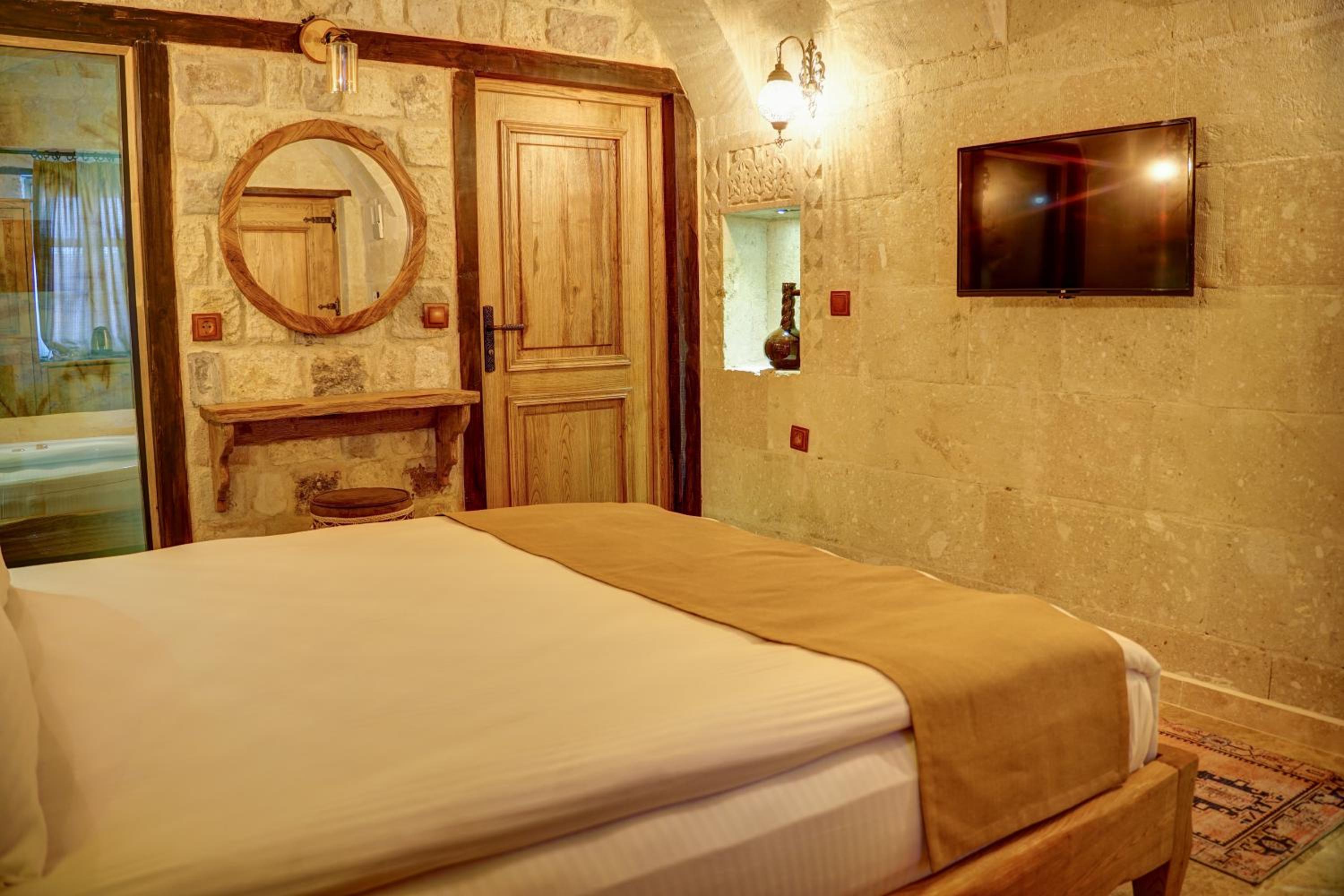 Deluxe Suite with Spa Bath - Photo 6