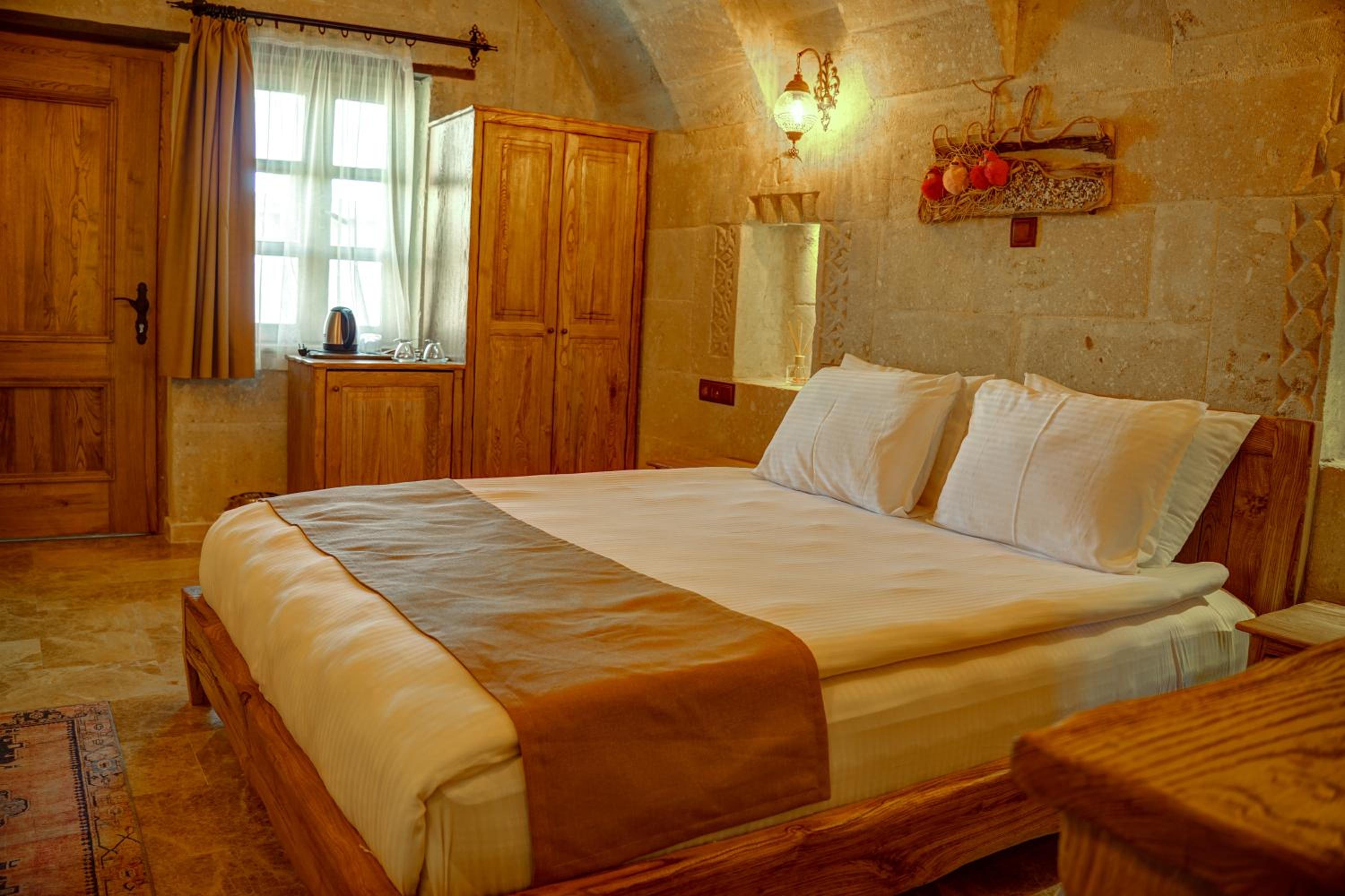 Deluxe Suite with Spa Bath - Photo 7