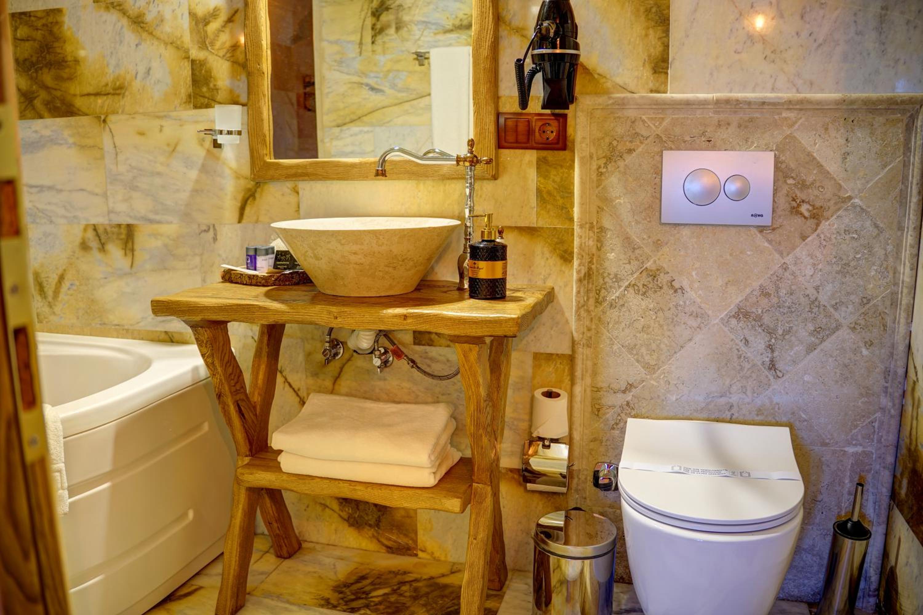 Deluxe Suite with Spa Bath - Photo 8