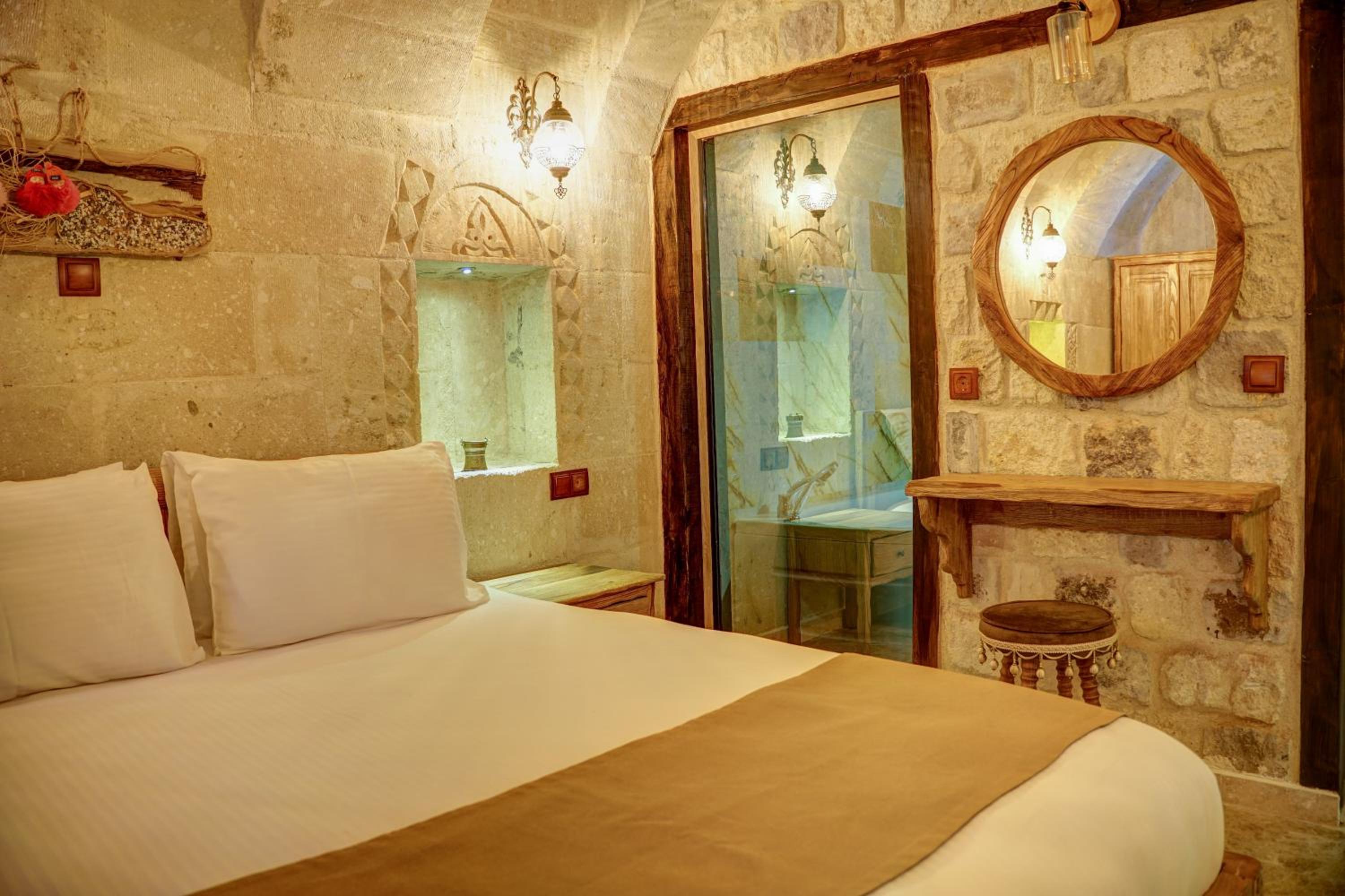 Deluxe Suite with Spa Bath - Photo 9