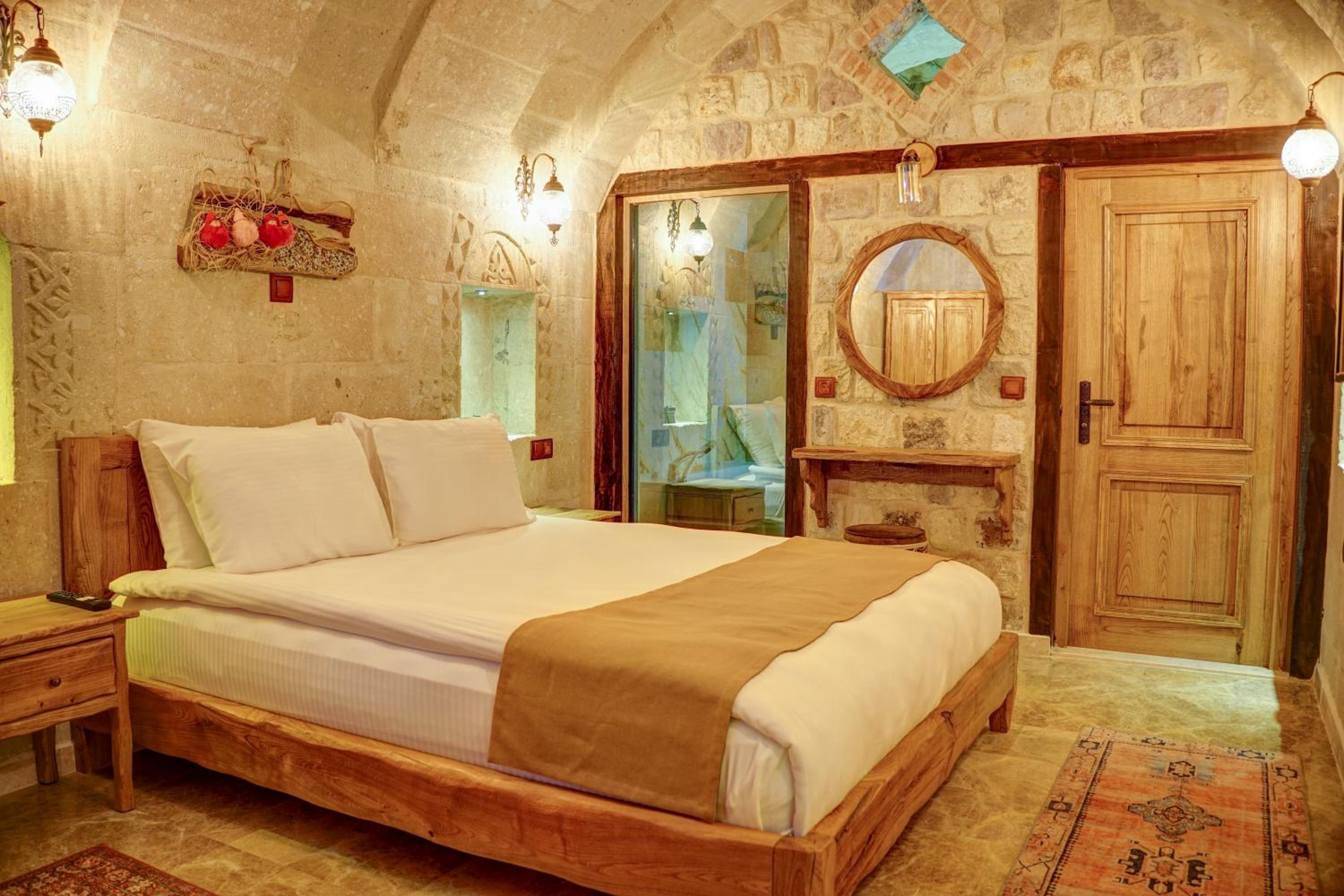 Deluxe Suite with Spa Bath - Photo 11