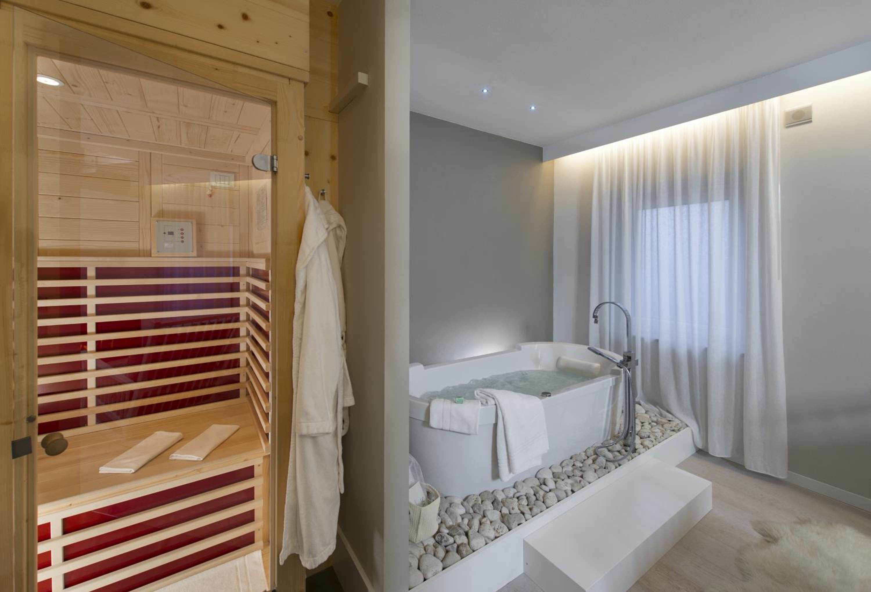 Duplex Suite with Spa Bath, Private Sauna and Fireplace photo 2