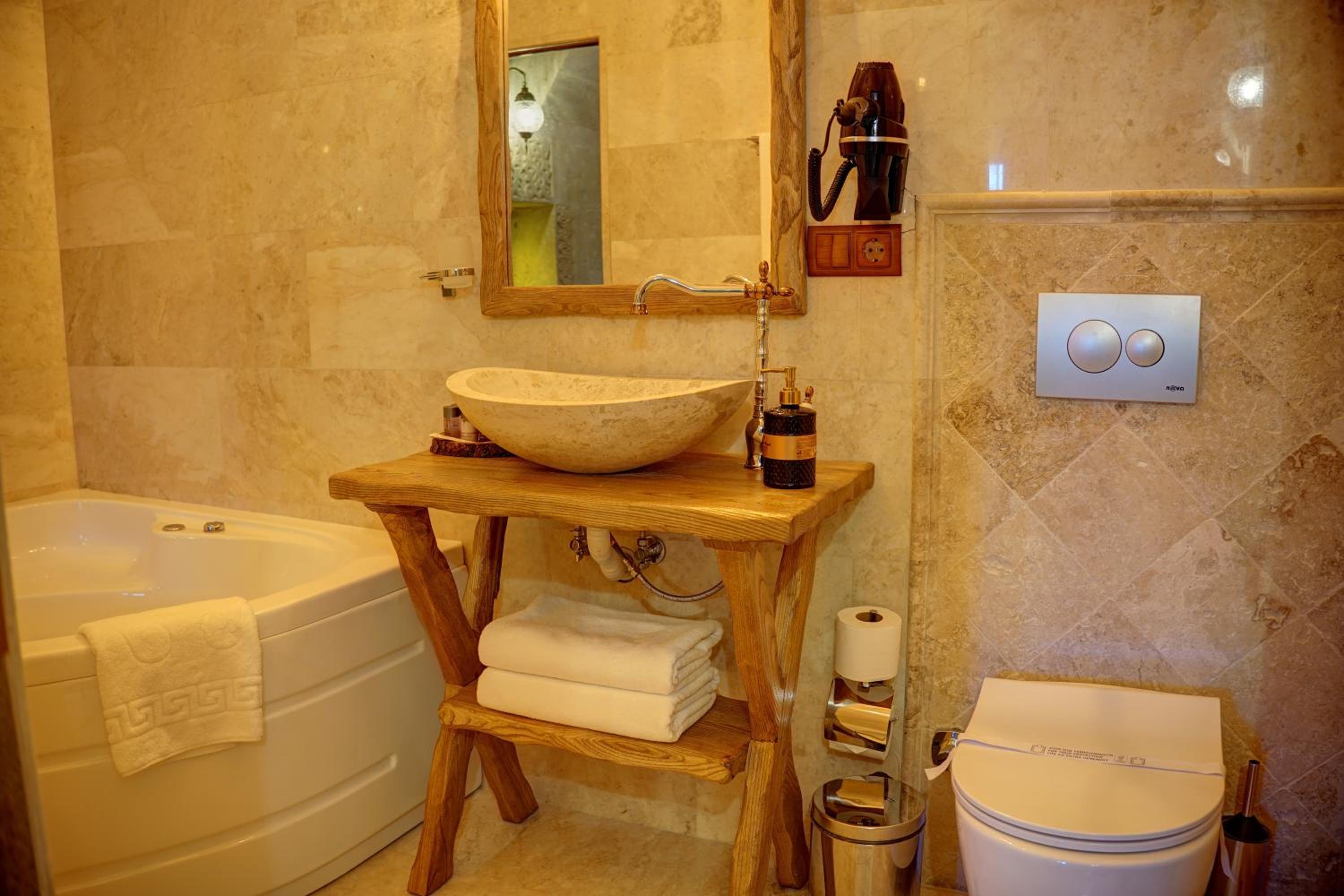 Deluxe Suite with Spa Bath - Photo 5