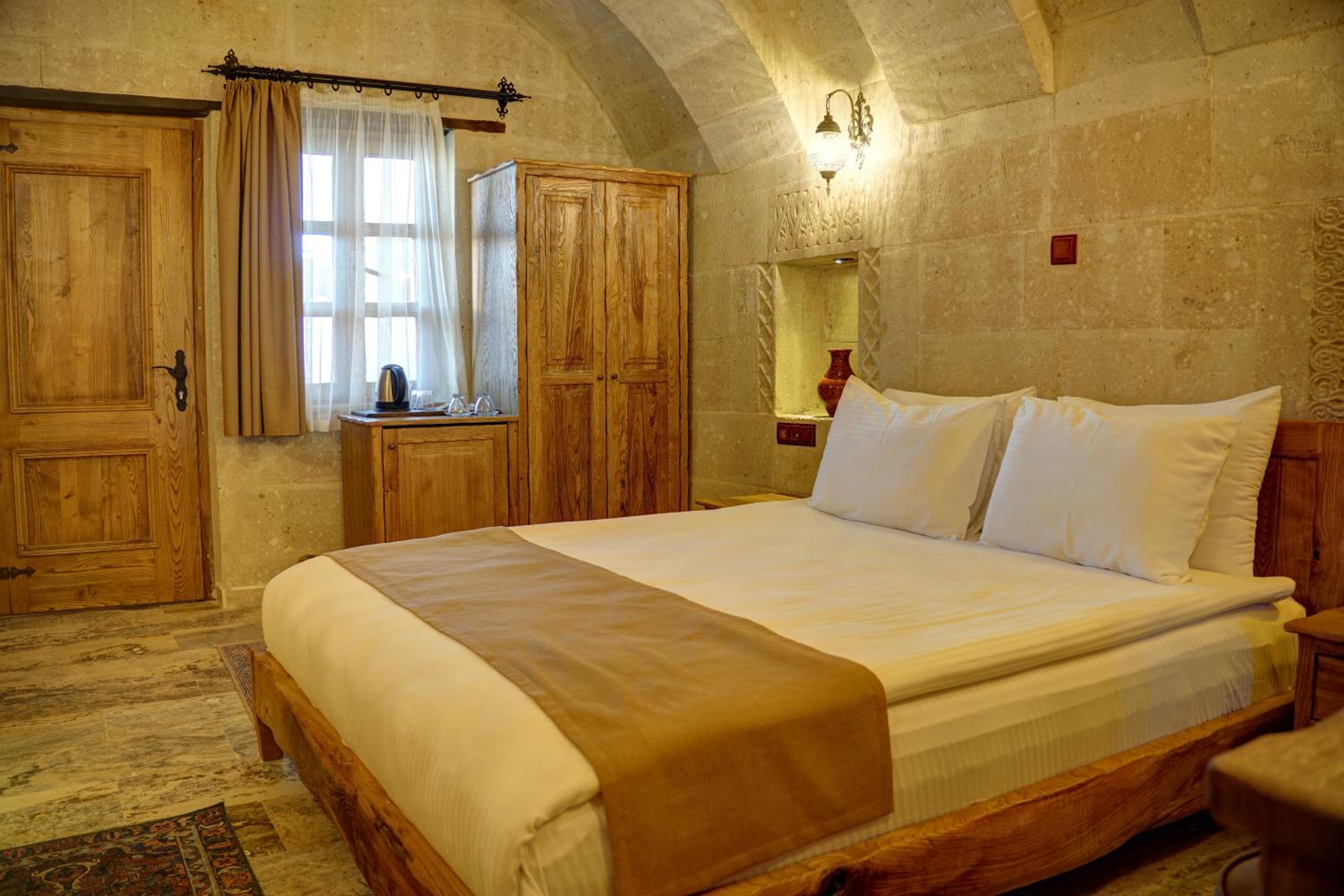 Deluxe Suite with Spa Bath - Photo 2