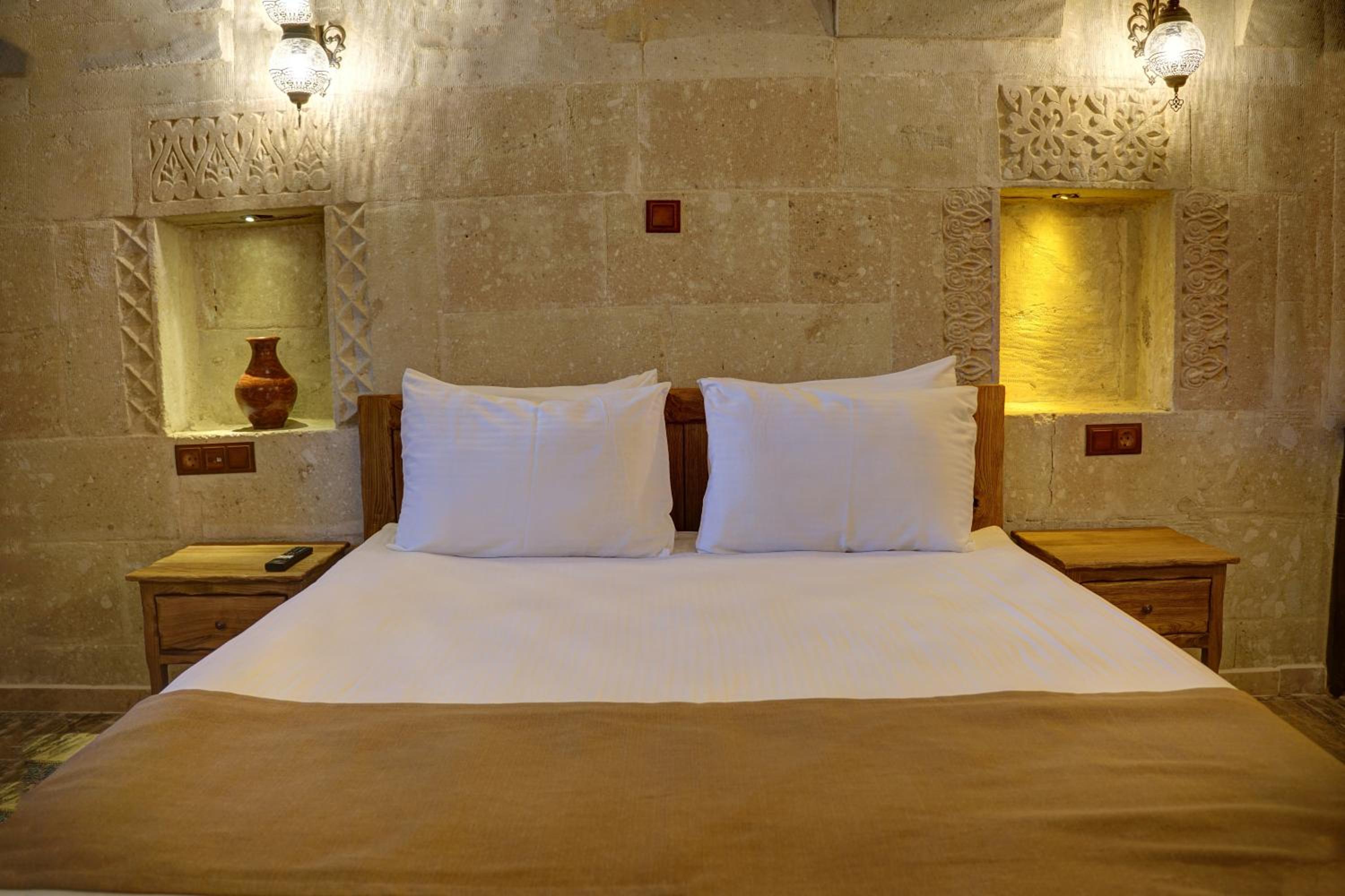 Deluxe Suite with Spa Bath - Photo 3