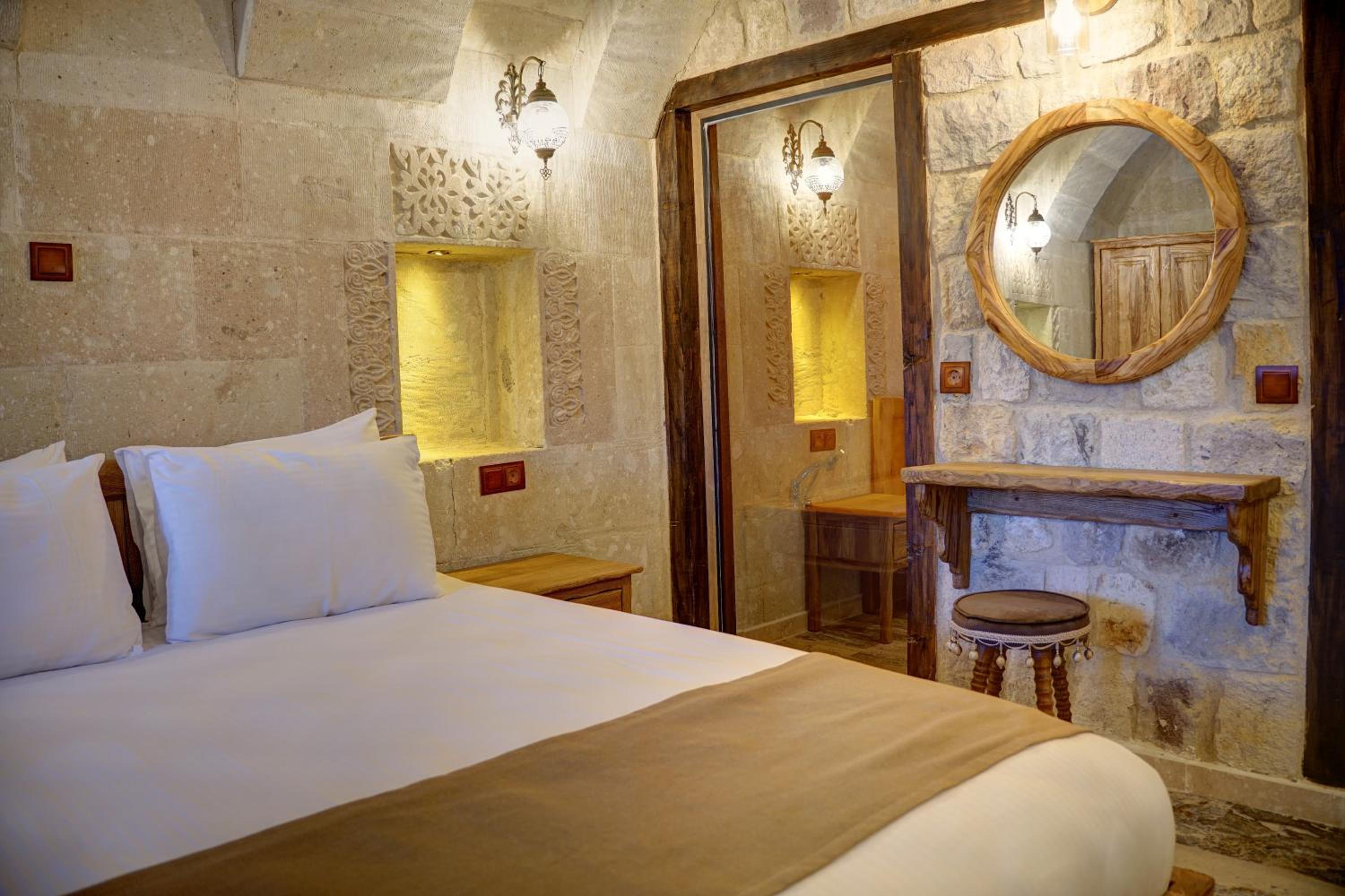 Deluxe Suite with Spa Bath - Photo 4