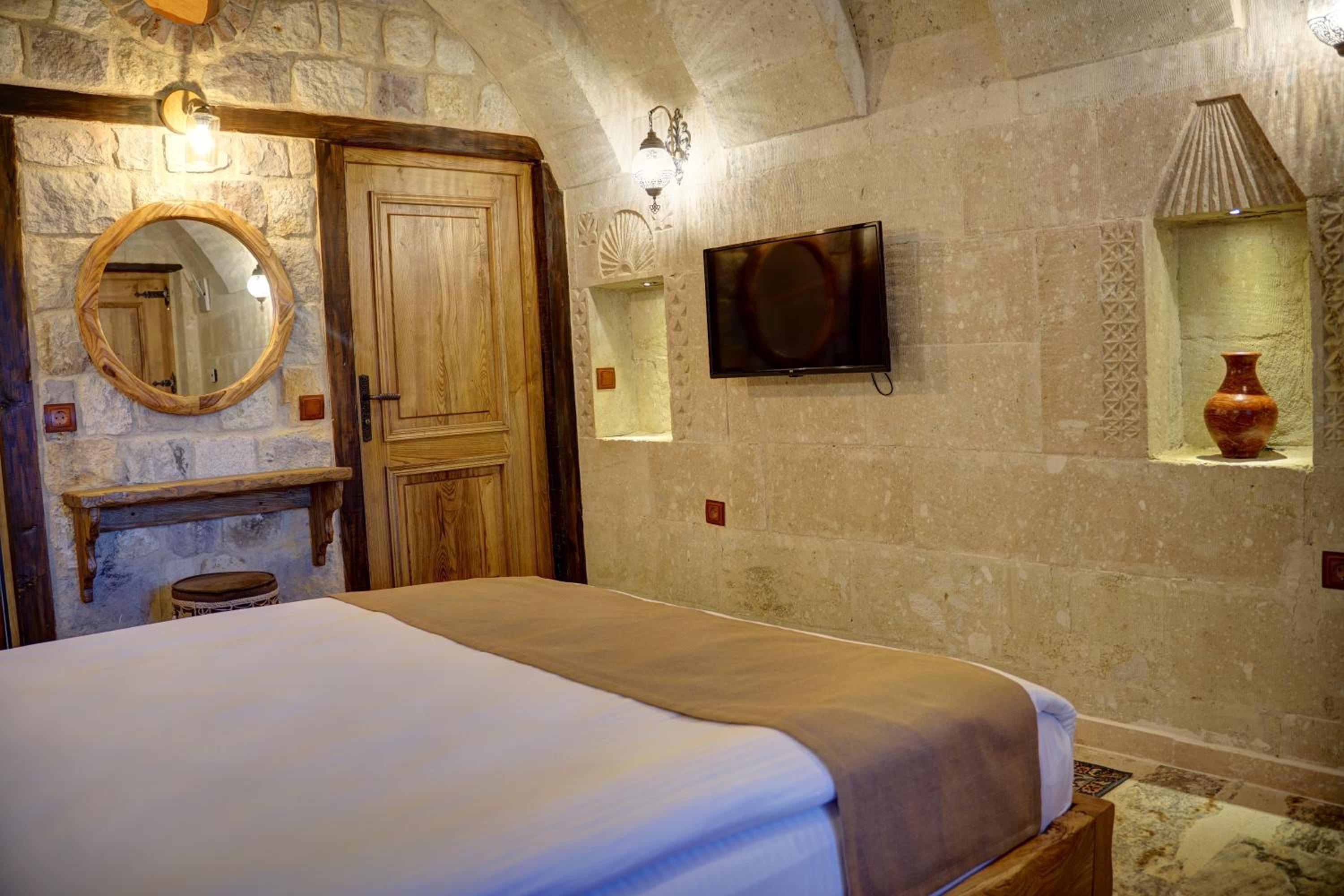 Deluxe Suite with Spa Bath - Photo 13