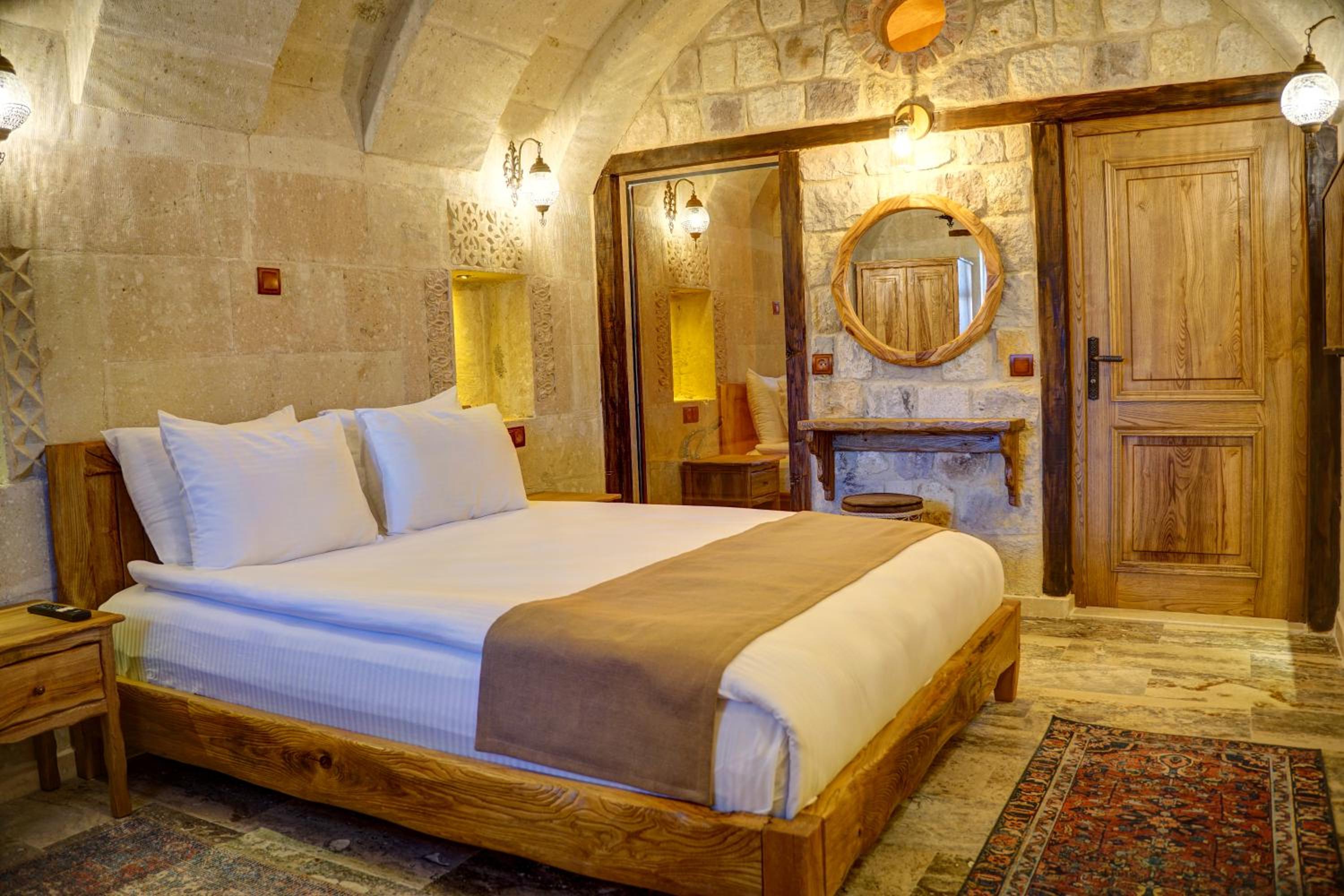 Deluxe Suite with Spa Bath - Photo 12