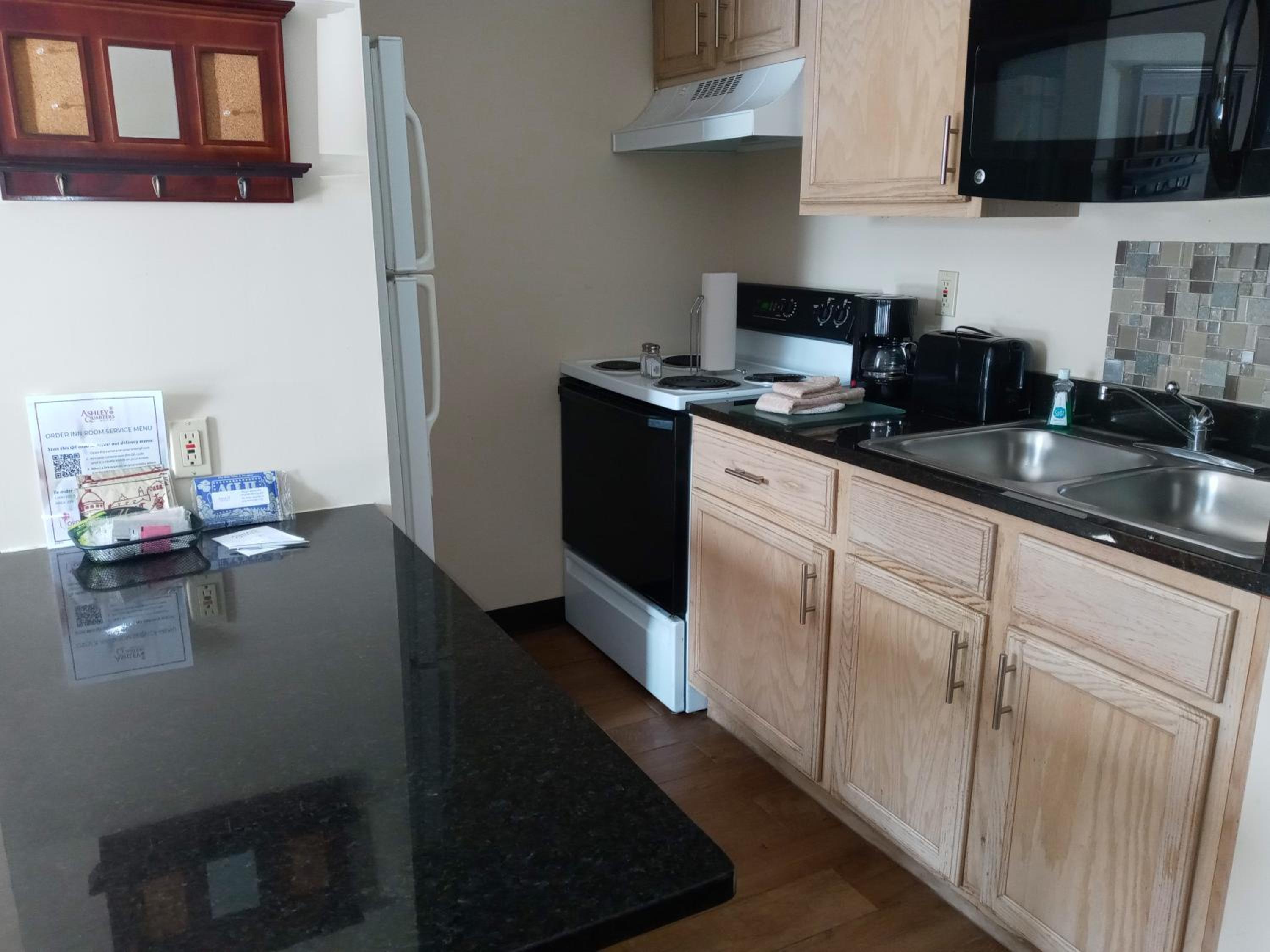 Single Queen with Full Kitchen photo 3