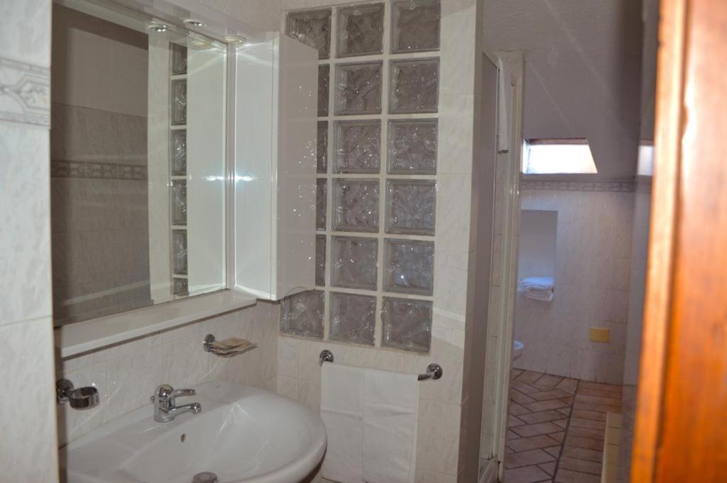 One-Bedroom Apartment with View photo 2