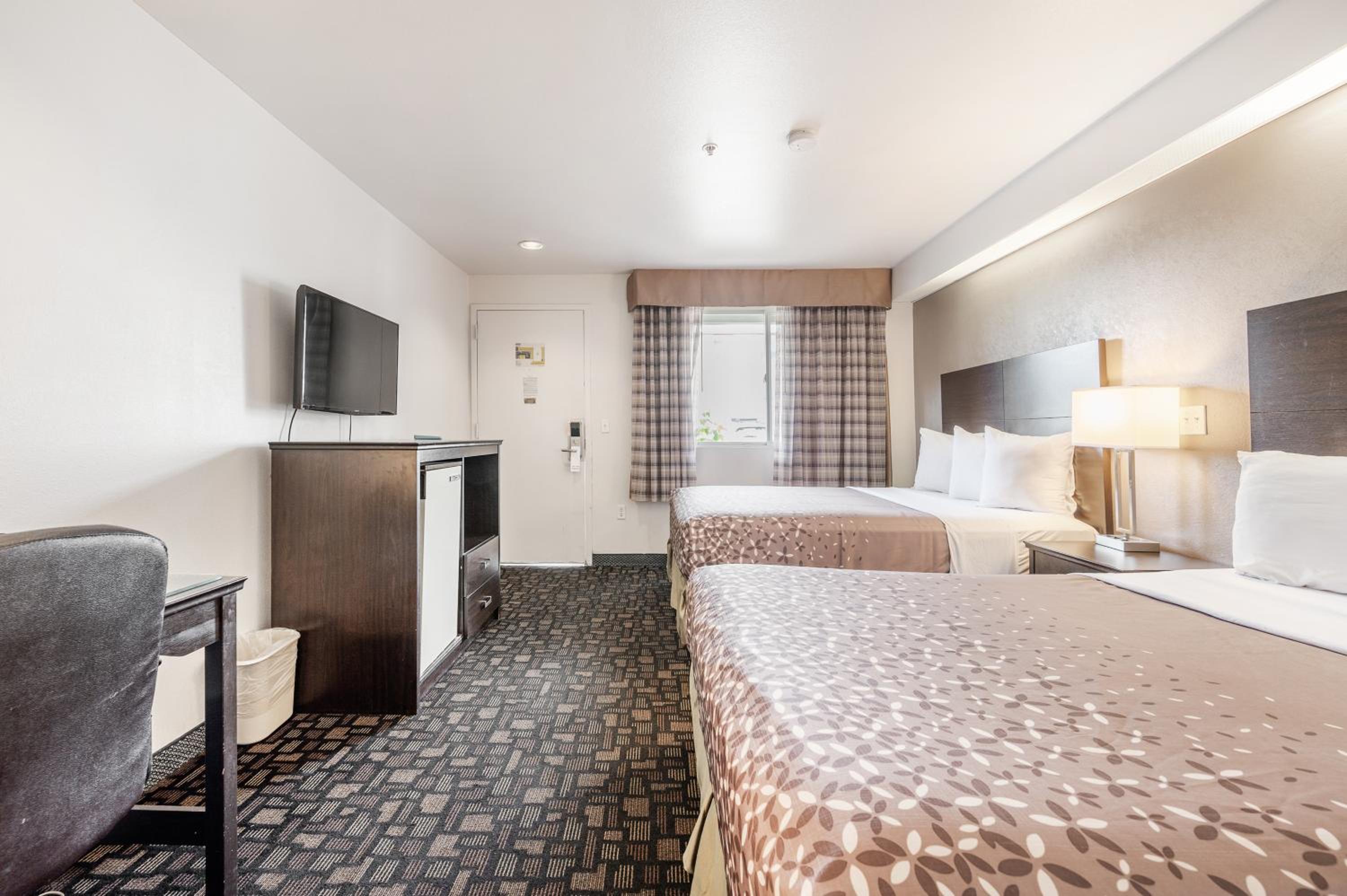 Queen Room With Two Queen Beds - Photo 1