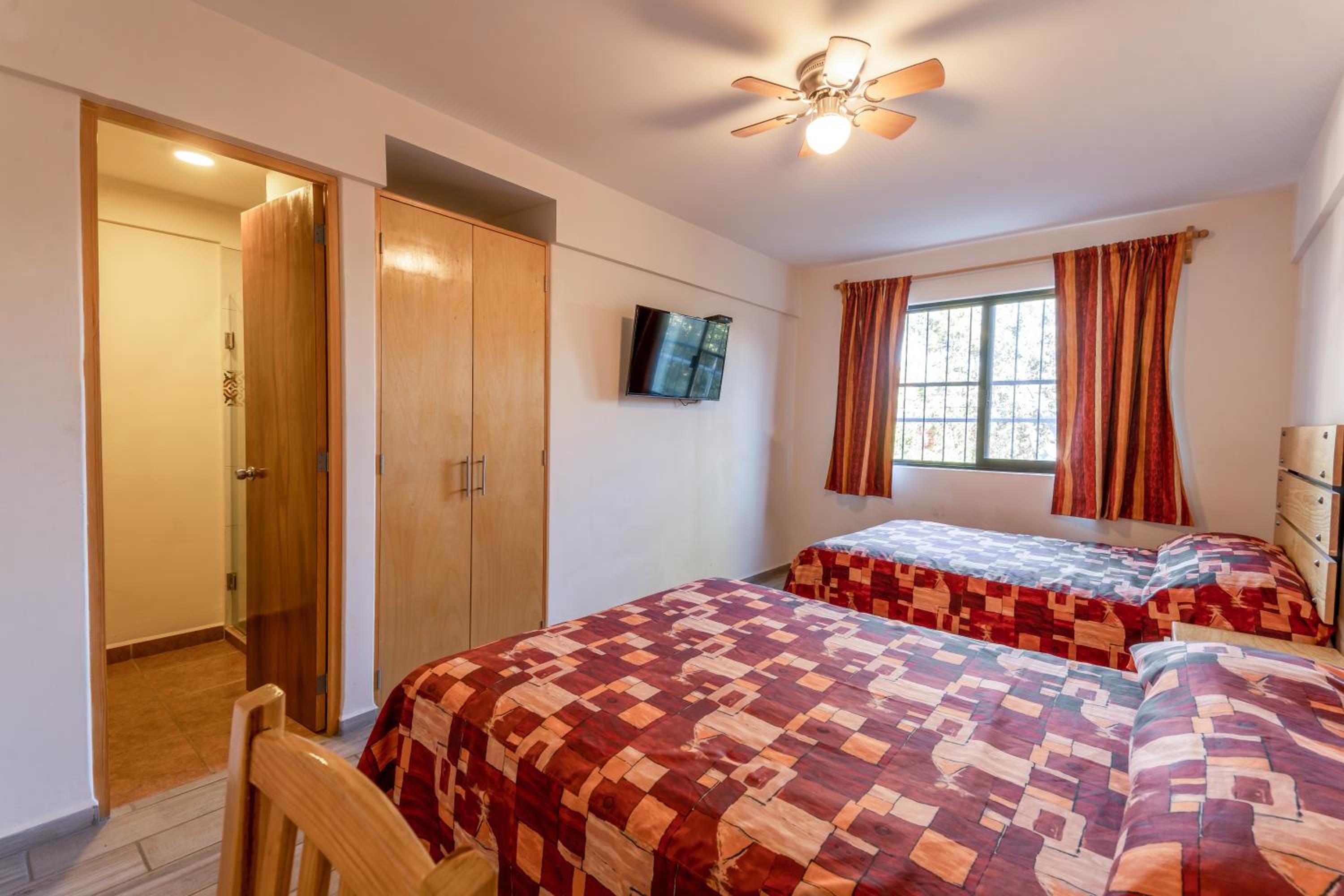 Double Room with Two Double Beds - Photo 4