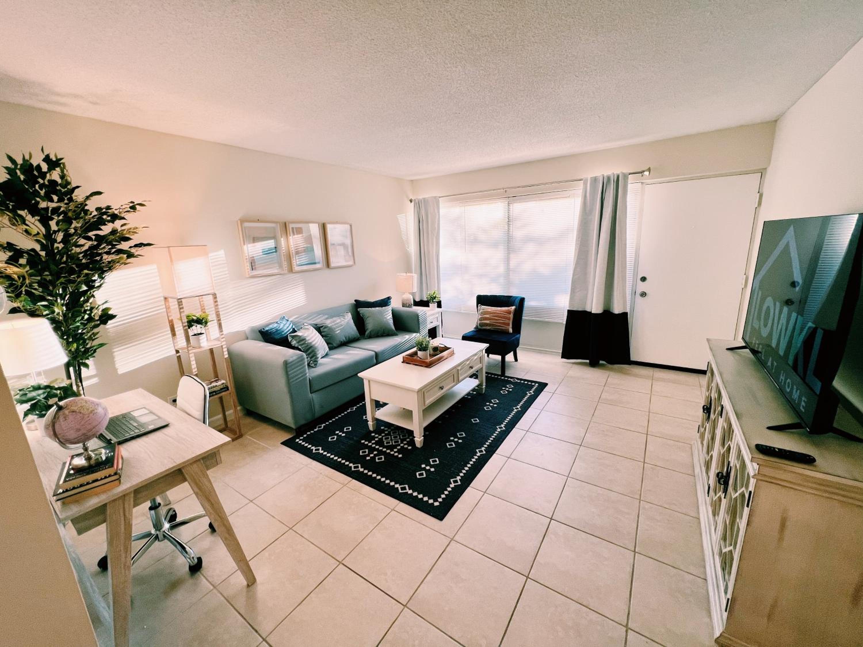 Premium Ground Floor One Bedroom King with Kitchen and Sofa Bed - Photo 1