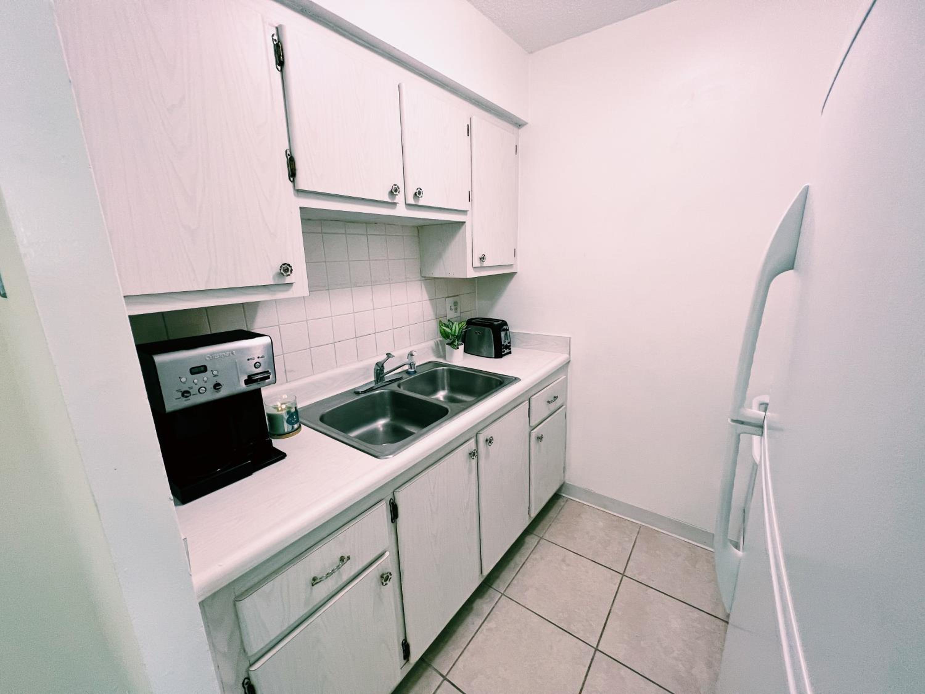 Premium Ground Floor One Bedroom King with Kitchen and Sofa Bed - Photo 7