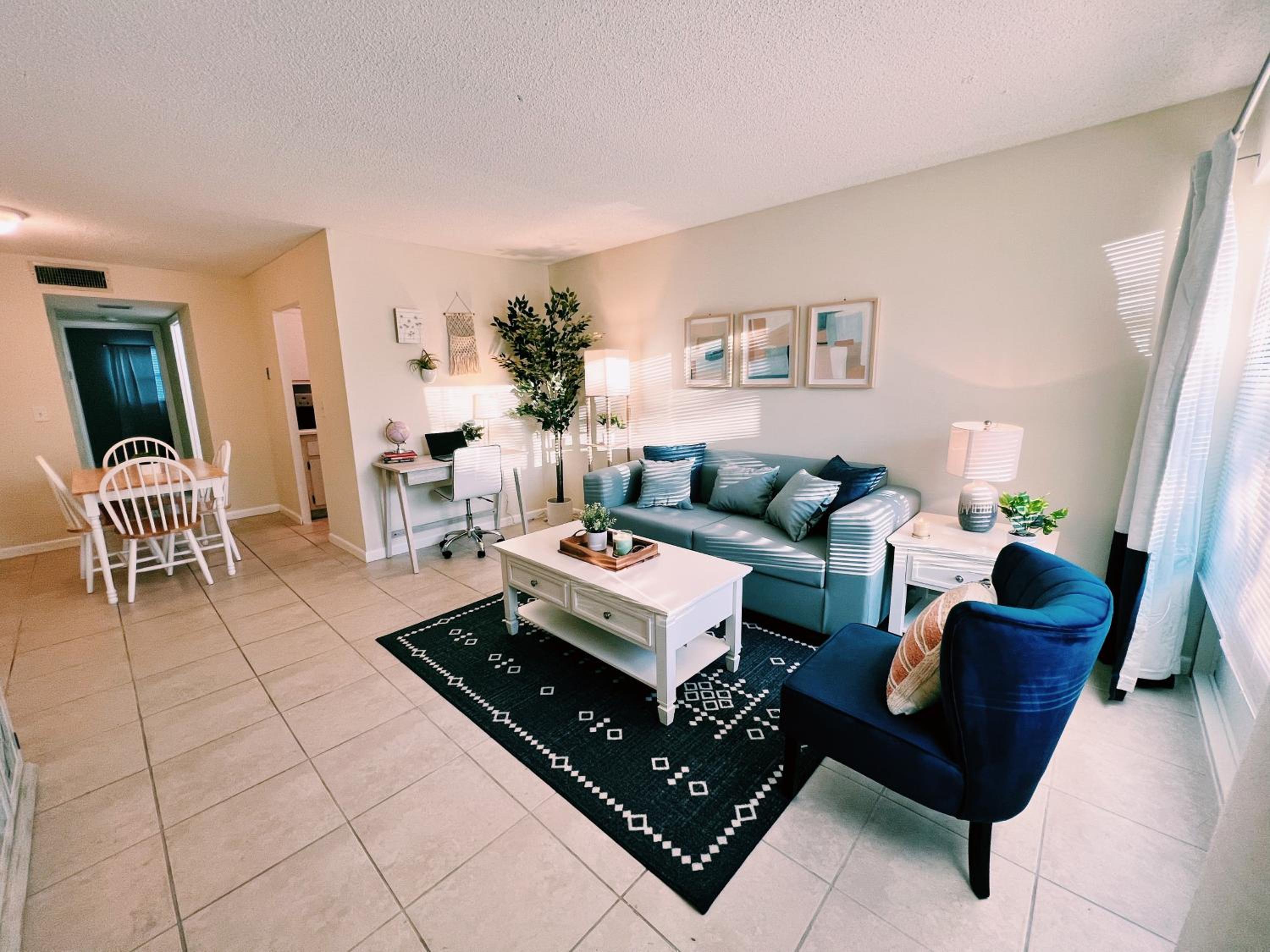 Premium Ground Floor One Bedroom King with Kitchen and Sofa Bed - Photo 8