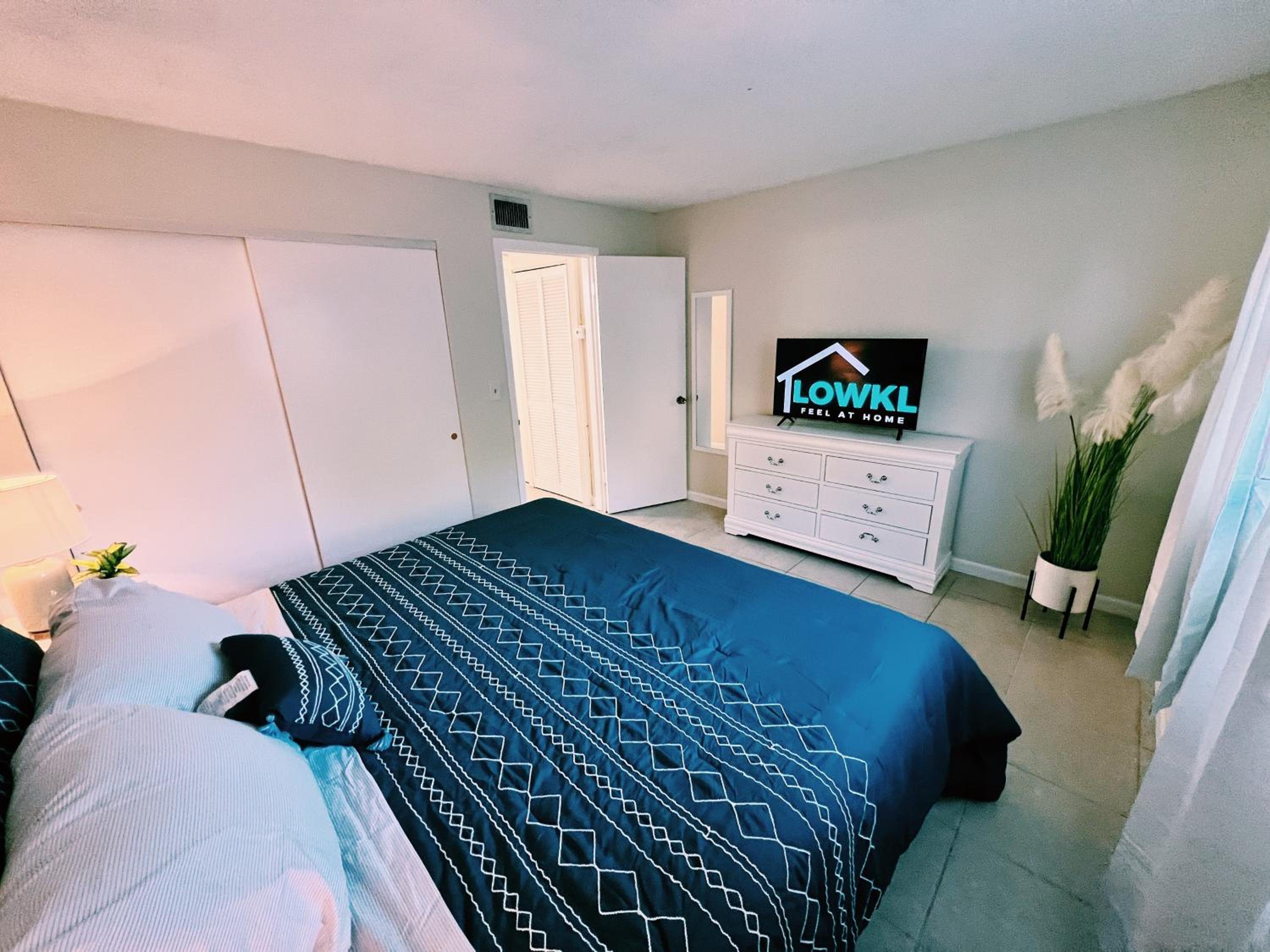 Premium Ground Floor One Bedroom King with Kitchen and Sofa Bed - Photo 27