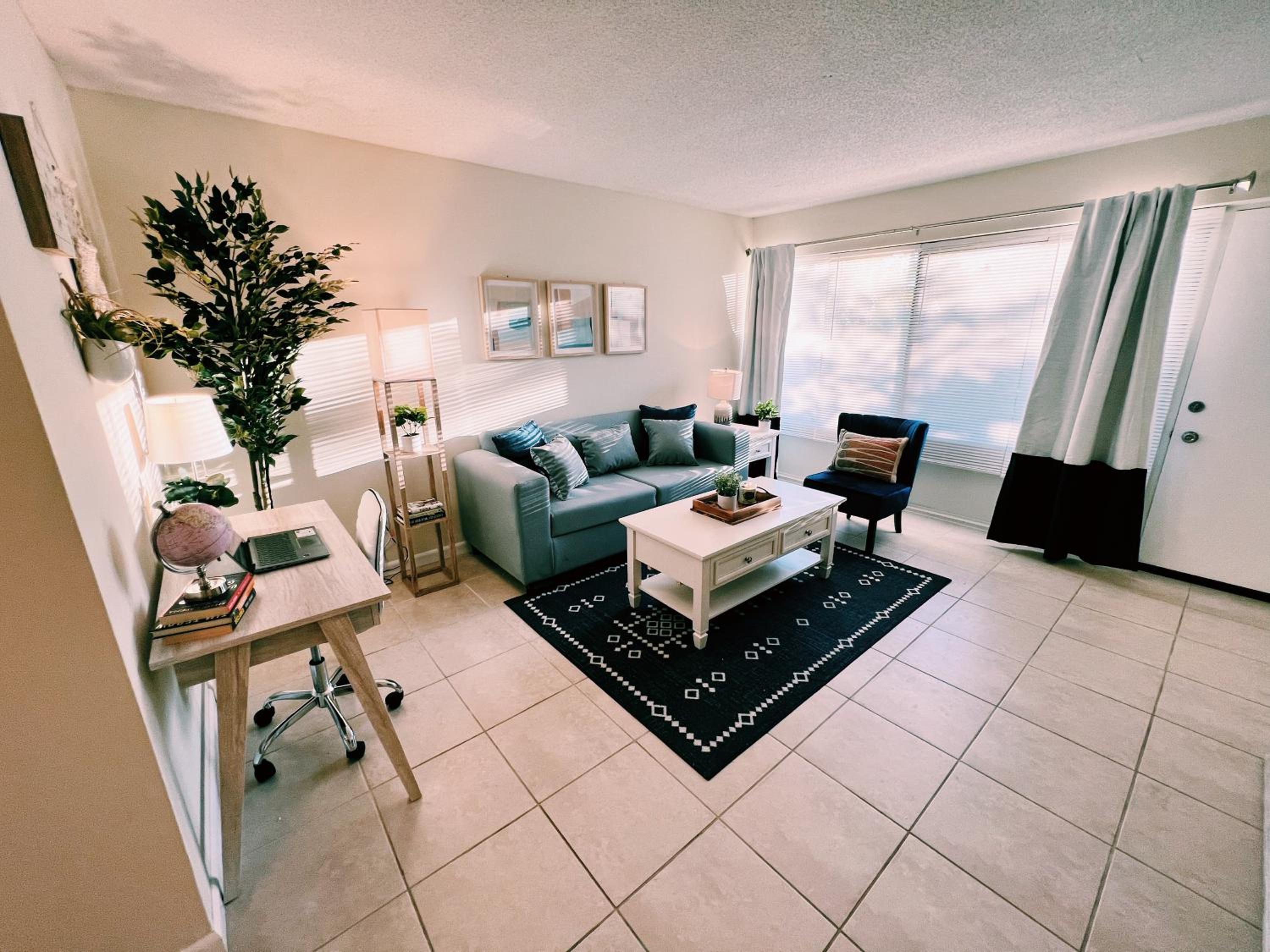 Premium Ground Floor One Bedroom King with Kitchen and Sofa Bed - Photo 23