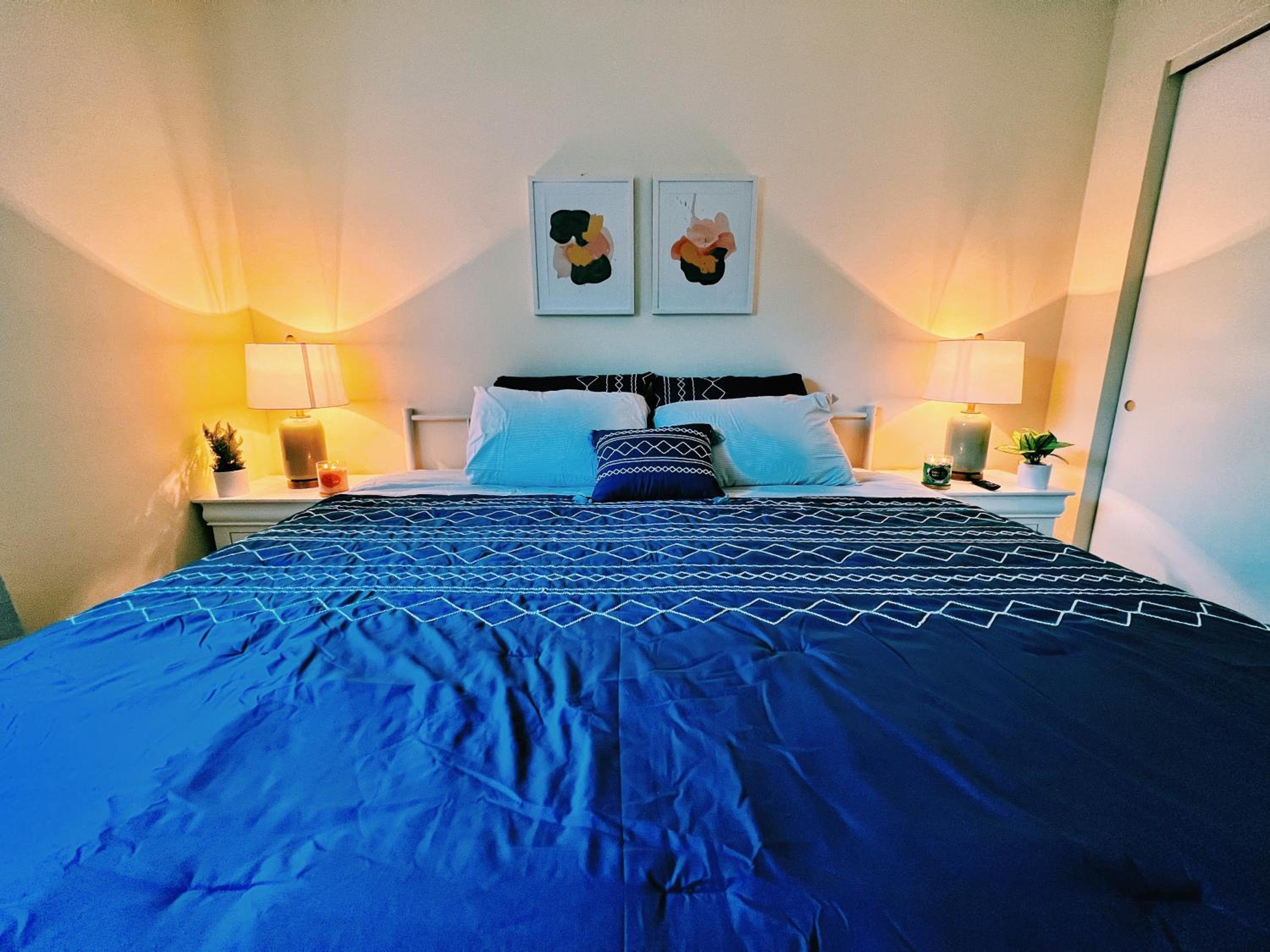 Premium Ground Floor One Bedroom King with Kitchen and Sofa Bed - Photo 31