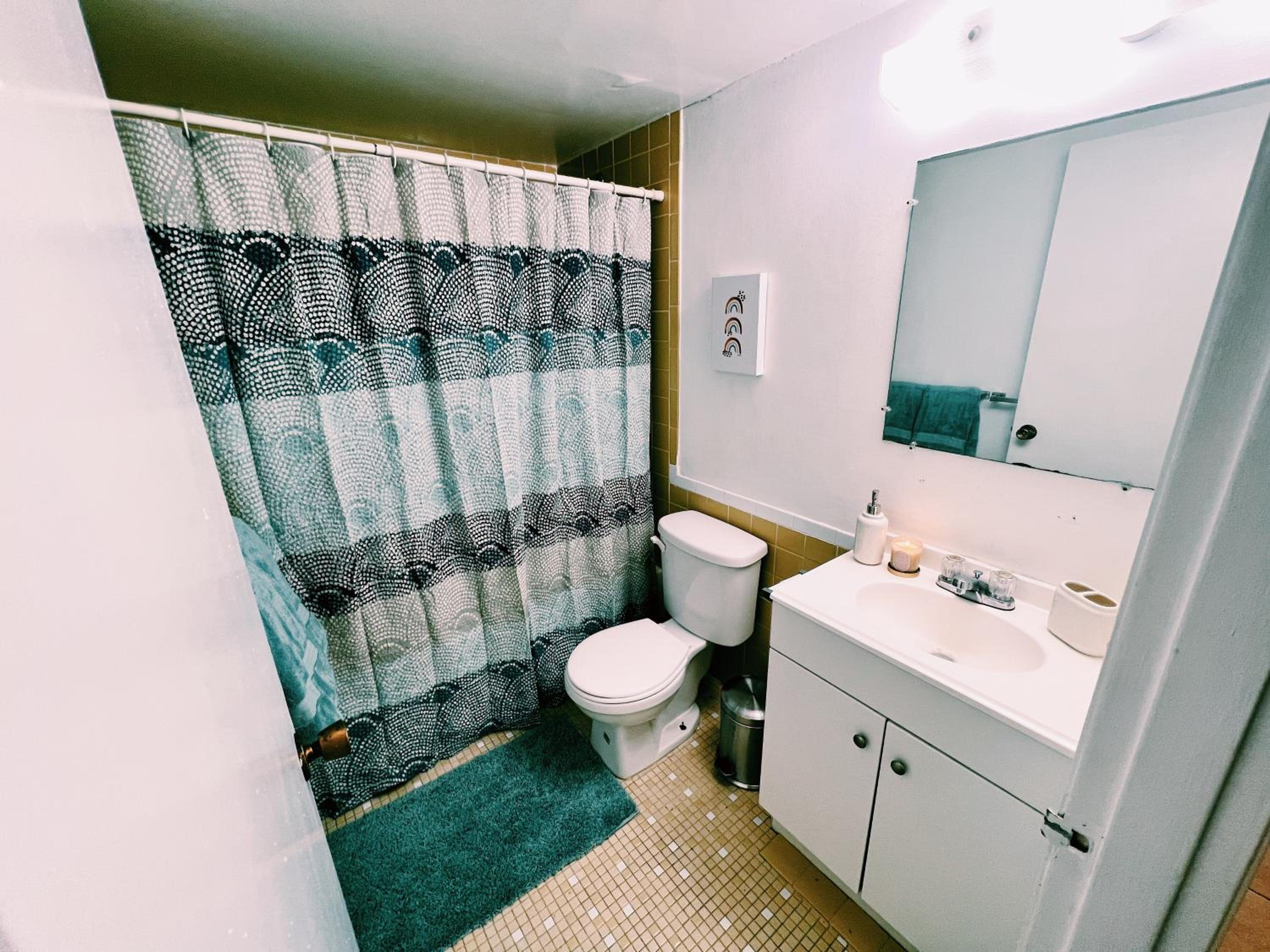 Premium Ground Floor One Bedroom King with Kitchen and Sofa Bed - Photo 30