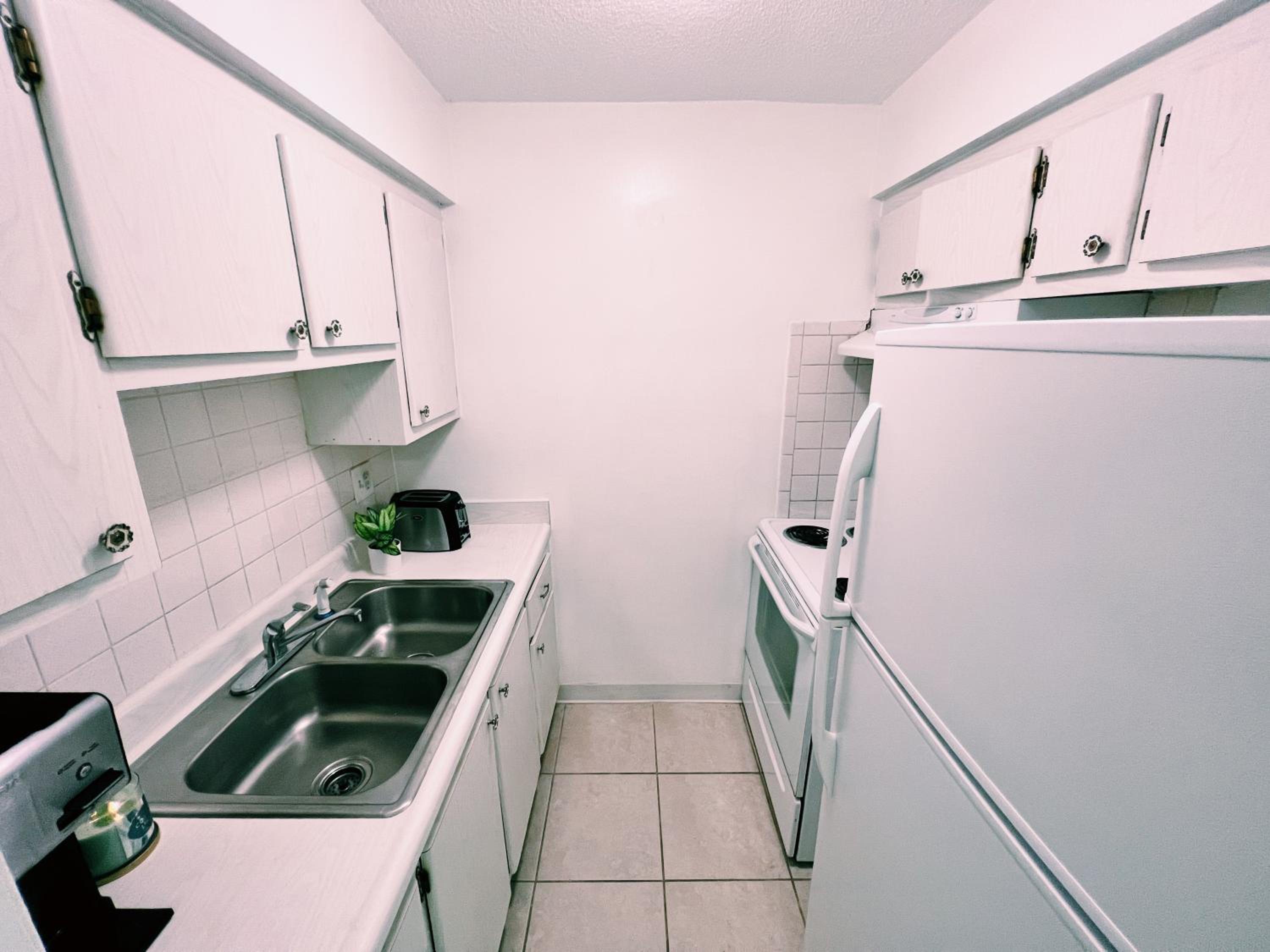 Premium Ground Floor One Bedroom King with Kitchen and Sofa Bed - Photo 2