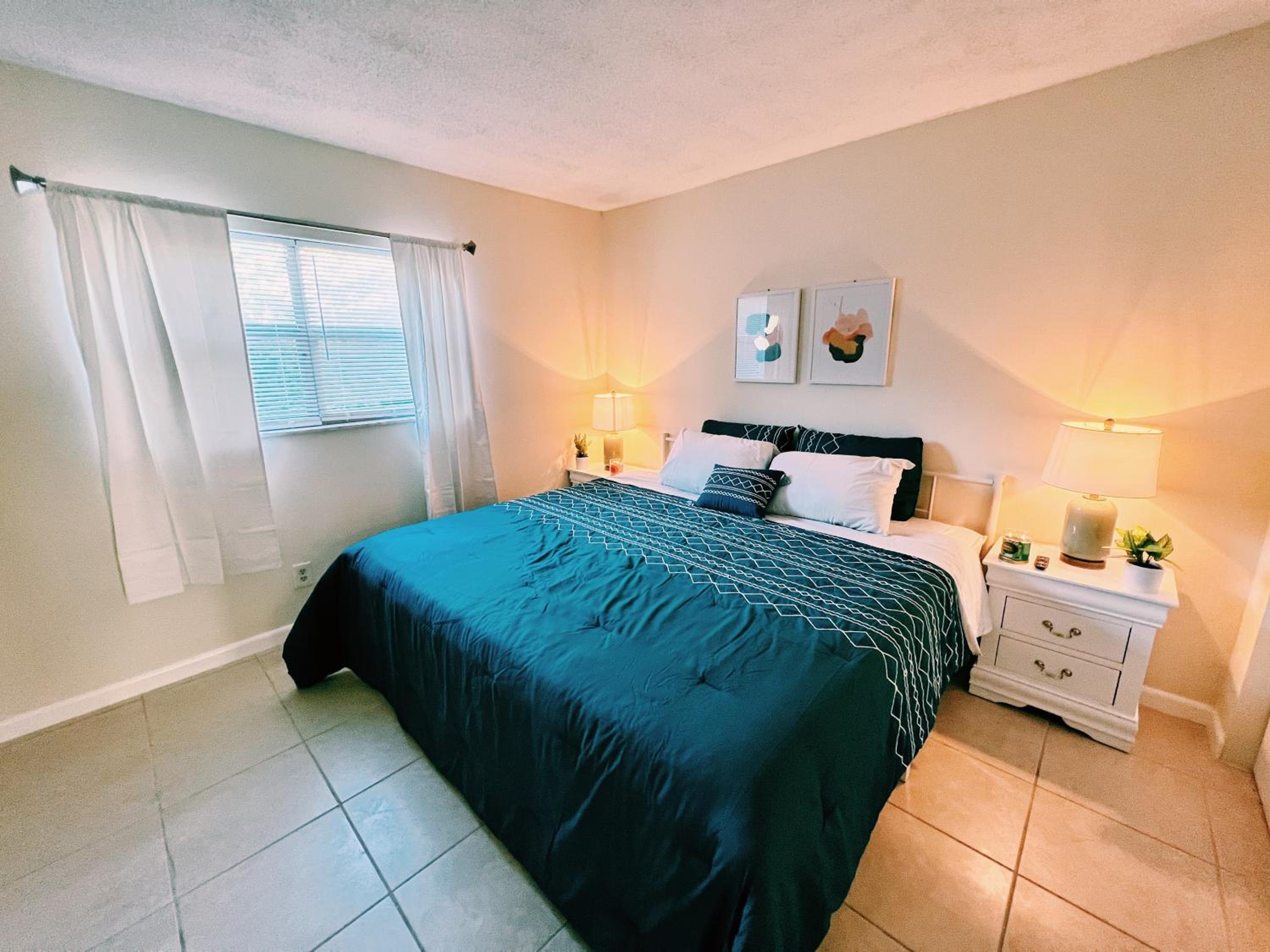Premium Ground Floor One Bedroom King with Kitchen and Sofa Bed - Photo 3