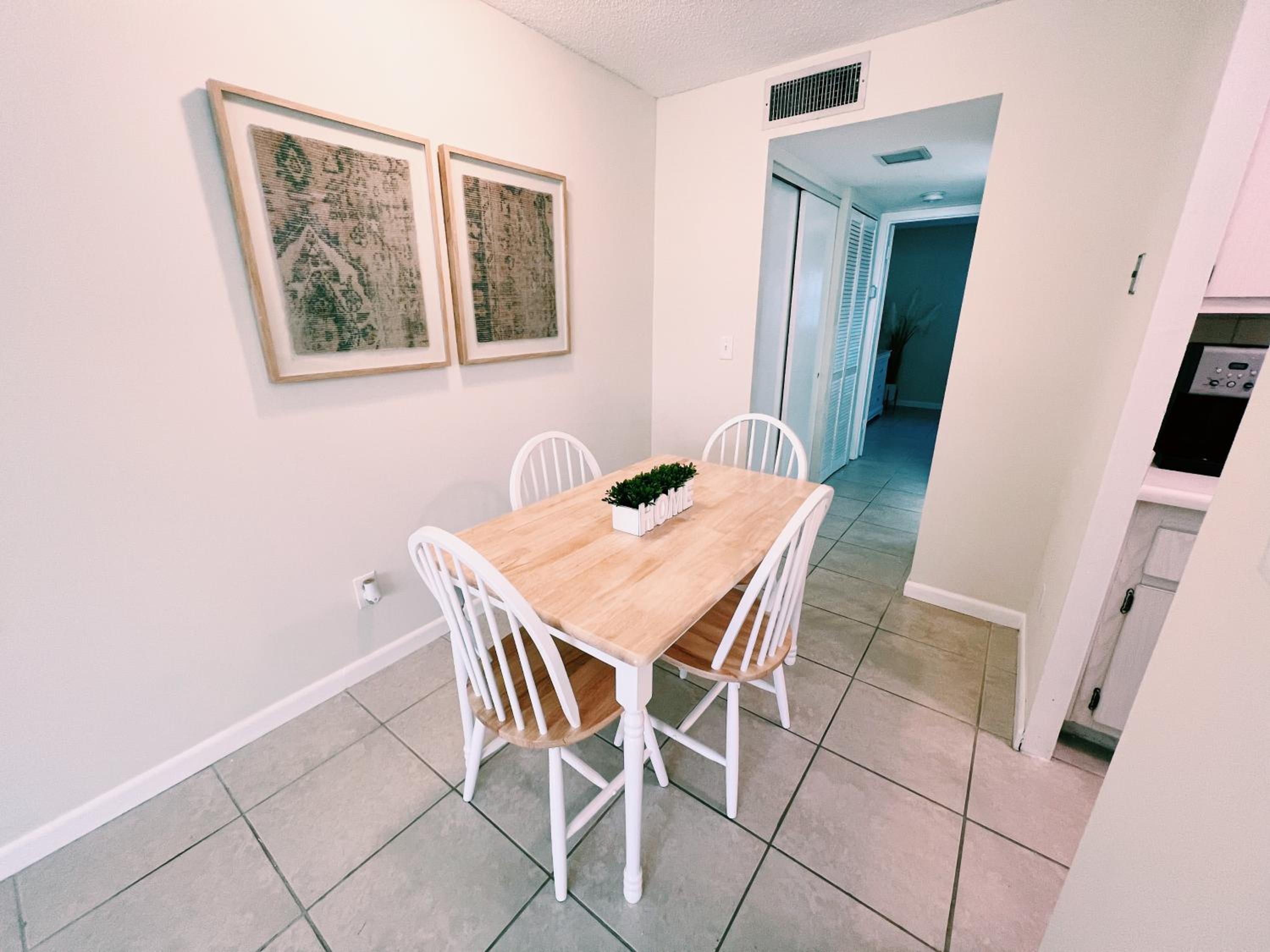 Premium Ground Floor One Bedroom King with Kitchen and Sofa Bed - Photo 13